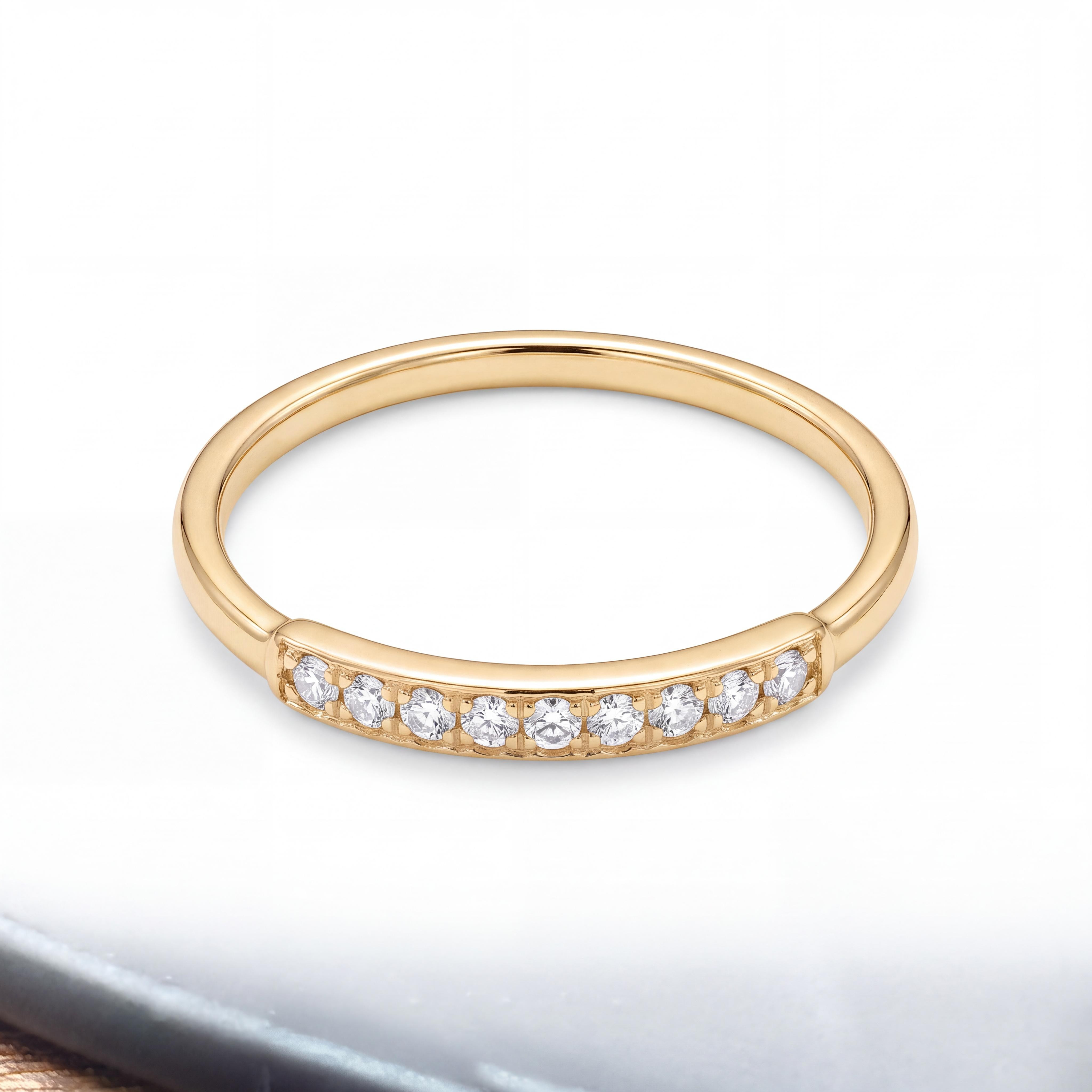 De Gouden Pav&eacute; Eternity Band met Zirkonia is een verfijnde ring van 14-karaats goud. Perfect voor dagelijks gebruik of speciale gelegenheden. Combineer met andere gouden sieraden voor een harmonieuze look. Ideaal als cadeau of persoonlijke verwennerij.