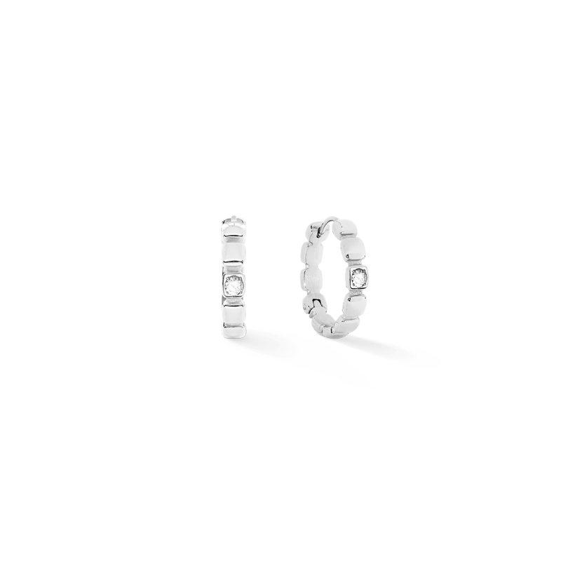 COEUR DE LION damesoorbellen model 2055-23-1817 bieden een elegante uitstraling met hun zilverkleurige, roestvrijstalen ontwerp. Deze creolen zijn perfect voor elke gelegenheid en geven elke outfit een stijlvolle touch. Combineer ze met een bijpassende armband of ketting voor een complete look. Ideaal voor zowel dagelijks gebruik als speciale gelegenheden. Voeg een vleugje elegantie toe aan je sieradencollectie!