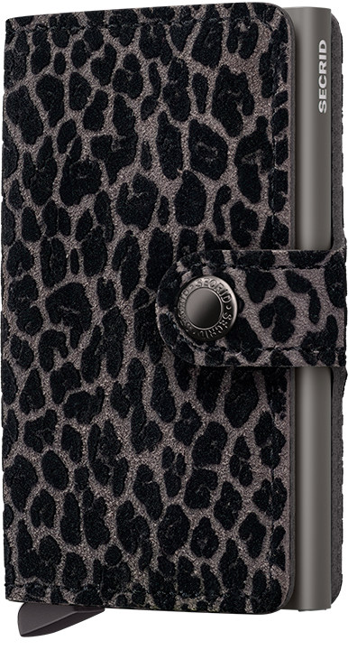 Secrid Miniwallet Leo Grey &ndash; Stijlvolle grijze portemonnee

De Secrid Miniwallet Leo Grey combineert een opvallend design met het praktische gemak van een compacte portemonnee. Met zijn stijlvolle grijze kleur en unieke Leo-print is deze Secrid Miniwallet een echte blikvanger. Ideaal voor iedereen die functionaliteit wil combineren met een moderne en modieuze uitstraling.

Dankzij het compacte formaat neem je de Secrid Miniwallet Leo Grey eenvoudig mee in je broekzak, jaszak of tas. Het slimme ontwerp biedt ruimte voor je belangrijkste pasjes en dagelijkse benodigdheden, zonder dat je een grote portemonnee nodig hebt.

De Miniwallet is ontworpen met oog voor gebruiksgemak en bescherming van je pasjes. De kenmerkende aluminium cardprotector van Secrid helpt je kaarten te beschermen tegen ongewenst uitlezen en maakt het mogelijk om je kaarten eenvoudig tevoorschijn te schuiven.

Productkenmerken
Merk: Secrid
Model: Miniwallet
Stijl: Leo
Kleur: Grey (grijs)
Productcode: MLe-Grey
EAN: 8721077501055
Waarom kiezen voor de Secrid Miniwallet Leo Grey?

De Secrid Miniwallet Leo Grey is perfect voor wie een compacte portemonnee zoekt met een eigen karakter. De grijze kleur en opvallende Leo-stijl geven het ontwerp een eigentijdse uitstraling, terwijl het praktische formaat ervoor zorgt dat je je belangrijkste pasjes altijd bij de hand hebt.

Kies voor de Secrid Miniwallet Leo Grey als je op zoek bent naar een stijlvolle, compacte en functionele pasjeshouder met een uniek design.