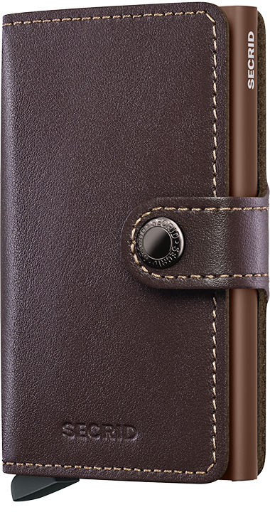 Secrid Miniwallet Original Brown &ndash; Tijdloze bruine portemonnee

De Secrid Miniwallet Original Brown is een stijlvolle en compacte portemonnee waarin functionaliteit, veiligheid en tijdloos design samenkomen. De klassieke bruine kleur geeft deze portemonnee een elegante uitstraling, waardoor hij perfect past bij zowel een casual als een zakelijke stijl.

Dankzij het compacte formaat neem je de Secrid Miniwallet eenvoudig mee in je broekzak, jaszak of tas. Ondanks het handzame ontwerp biedt deze portemonnee voldoende ruimte voor je belangrijkste pasjes, bankbiljetten en andere dagelijkse benodigdheden.

De Miniwallet is voorzien van de kenmerkende aluminium cardprotector van Secrid. Hiermee bescherm je je pasjes tegen ongewenst uitlezen van RFID- en NFC-chips. Met het handige schuifmechanisme schuif je je kaarten bovendien eenvoudig en overzichtelijk naar buiten.

Productkenmerken
Merk: Secrid
Model: Miniwallet
Stijl: Original
Kleur: Brown (bruin)
Productcode: M-Chocolate
EAN: 8721077500393
Waarom kiezen voor de Secrid Miniwallet Original Brown?

De Secrid Miniwallet Original Brown is ideaal voor iedereen die een compacte, praktische en stijlvolle leren portemonnee zoekt. De warme bruine kleur zorgt voor een klassieke uitstraling, terwijl het slimme ontwerp bijdraagt aan optimaal dagelijks gebruiksgemak.