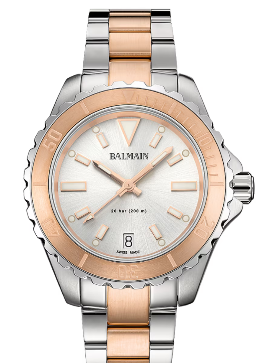 Ontdek de verfijnde charme van de Balmain Ophrys, een stijlvol dameshorloge waarin zachte ros&eacute;goudaccenten en zilverkleurige details elkaar perfect aanvullen. Het elegante ontwerp, ge&iuml;nspireerd op de Parijse haute couture, combineert een vrouwelijke uitstraling met een moderne, sportieve toets.

De zilverkleurige wijzerplaat vormt een schitterend geheel met de ros&eacute;goudkleurige bezel en de verfijnde bicolor armband. Deze subtiele combinatie van tinten geeft het horloge een luxueuze uitstraling en maakt het tot een veelzijdig accessoire dat moeiteloos past bij zowel een zakelijke outfit als een elegante avondlook.

Met zijn roestvrijstalen kast van 34,50 mm en een slank profiel van slechts 10,00 mm draagt de Balmain Ophrys comfortabel en stijlvol om de pols. Het hoogwaardige saffierglas biedt een uitstekende krasbestendigheid, terwijl de lichtgevende Super-LumiNova&reg;-details zorgen voor een betere afleesbaarheid bij weinig licht.

Een exclusief uurwerk voor de vrouw die houdt van verfijnde details, tijdloze klasse en de onmiskenbare elegantie van Zwitsers vakmanschap.