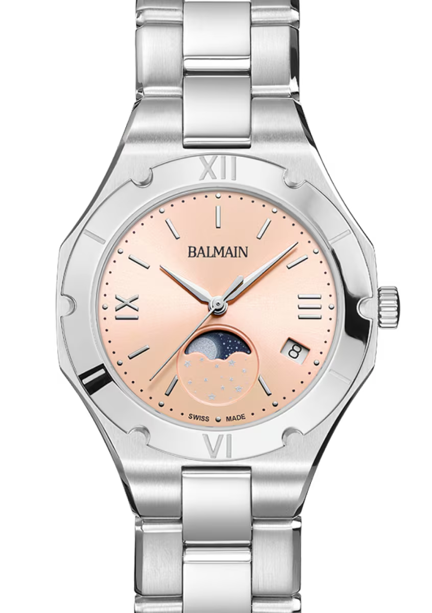De Balmain Be Balmain Moonphase 33 mm is een verfijnd dameshorloge waarin Zwitserse precisie en Parijse elegantie samenkomen. De zachte ros&eacute;kleurige wijzerplaat vormt een harmonieus contrast met de zilverkleurige roestvrijstalen kast en armband, wat resulteert in een stijlvolle en eigentijdse uitstraling.

Het bijzondere maanfasevenster op de wijzerplaat geeft dit uurwerk een po&euml;tisch en karaktervol accent. De verfijnde weergave van de maan en de sterren voegt een vleugje romantiek toe aan het elegante ontwerp, terwijl de Romeinse cijfers en slanke uurmarkeringen zorgen voor een klassieke, luxueuze afwerking.

Met haar kastdiameter van 33 mm heeft dit horloge een elegante aanwezigheid om de pols. De combinatie van zilverkleurig staal, een zachtroze wijzerplaat en verfijnde details maakt de Balmain Be Balmain Moonphase tot een veelzijdig accessoire dat zowel bij een stijlvolle dagelijkse outfit als bij een bijzondere gelegenheid prachtig tot zijn recht komt.

Een exclusief uurwerk voor de vrouw die houdt van subtiele luxe, verfijnde horlogekunst en bijzondere details met een tijdloos karakter.