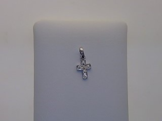 Der Kreuz WG 585 Brillant, Modellnummer 708/199680, ist ein atemberaubender Anh&auml;nger aus Wei&szlig;gold mit brillantem Glanz. Er geh&ouml;rt zur Kategorie der Schmuckst&uuml;cke, speziell als Anh&auml;nger. Am besten tragen Sie ihn mit einer eleganten Wei&szlig;goldkette, um das Funkeln und den zeitlosen Stil dieses edlen St&uuml;cks zu betonen. Perfekt f&uuml;r besondere Anl&auml;sse.