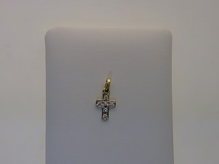 Der Kreuz Gold 585 Brillant Anh&auml;nger, Modellnummer MF2648, besticht durch seine exquisite Handwerkskunst und das strahlende Brillant-Design. Als hochwertiges Schmuckst&uuml;ck der Kategorie "Jewellery" ist er perfekt f&uuml;r formelle Anl&auml;sse, kann aber auch im Alltag als elegantes Statement getragen werden. Tragen Sie ihn an einer feinen Goldkette f&uuml;r ein stilvolles Erscheinungsbild.