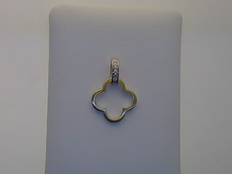 Der Anh&auml;nger Gold 585 Kleeblatt Brillant, Modellnummer MF2622, ist ein eleganter Schmuck aus 585er Gold mit Brillantbesatz. Als edler Gl&uuml;cksbringer eignet er sich perfekt als t&auml;glicher Begleiter oder zu besonderen Anl&auml;ssen. Tragen Sie ihn an einer filigranen Goldkette f&uuml;r einen stilvollen Auftritt. Ideal f&uuml;r alle, die zeitlose Eleganz sch&auml;tzen.