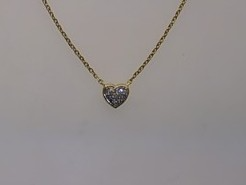 Das Produkt "Collier Gold 585 Herz mit Brillant" mit der Modellnummer 710/199854/45 ist eine hochwertige Halskette aus Gelbgold, verziert mit einem funkelnden Brillanten. Diese elegante Kette eignet sich perfekt f&uuml;r besondere Anl&auml;sse und verleiht jedem Outfit einen Hauch von Luxus. Am besten &uuml;ber einem schlichten Kleid oder einer Bluse tragen, um den Brillanten hervorzuheben.