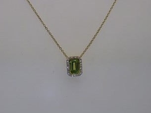 Die Kette mit Anh&auml;nger Gold 585Peridot/Brillant, Modellnummer MF2631, ist eine elegante Halskette aus Gelbgold. Sie zeichnet sich durch einen strahlenden Peridot und funkelnde Brillanten aus. Perfekt f&uuml;r besondere Anl&auml;sse oder als edles Accessoire im Alltag. Tragen Sie sie zu einem schlichten schwarzen Kleid oder einer klassischen Bluse, um Ihren Look zu veredeln.