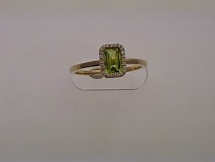 Der Ring Gold 585 Peridot/Brillant, Modellnummer MF2629/56, besticht durch seine exquisite Kombination aus Gelbgold, Peridot und Brillanten. Als edler Schmuck eignet er sich perfekt f&uuml;r den Alltag. Tragen Sie ihn zu schlichten Outfits, um einem normalen Tag einen Hauch von Eleganz zu verleihen. Ein Must-Have f&uuml;r jeden Schmuckliebhaber!