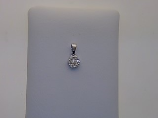 Der Anh&auml;nger WG 585 7 Brillanten, Modellnummer 708/199674, besticht durch seine exquisiten Eigenschaften: 585er Wei&szlig;gold und sieben funkelnde Brillanten. Ideal als elegantes Schmuckst&uuml;ck, um einen schlichten Look aufzuwerten. Am besten an einer dezenten Kette getragen, lenkt dieser Anh&auml;nger die Aufmerksamkeit auf Ihr Dekollet&eacute; und verleiht jedem Outfit einen Hauch von Glamour.