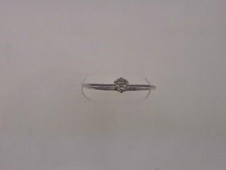 Der Ring WG 585 7 Brillanten, Modellnummer 708/199678/52, besticht durch sieben funkelnde Brillanten, eingefasst in hochwertigem Wei&szlig;gold 585. Als Verlobungsring eignet er sich perfekt f&uuml;r besondere Anl&auml;sse. Am besten wird er am Ringfinger der linken Hand getragen, um ewige Liebe und Verbundenheit zu symbolisieren. Perfekt f&uuml;r Ihren besonderen Moment.