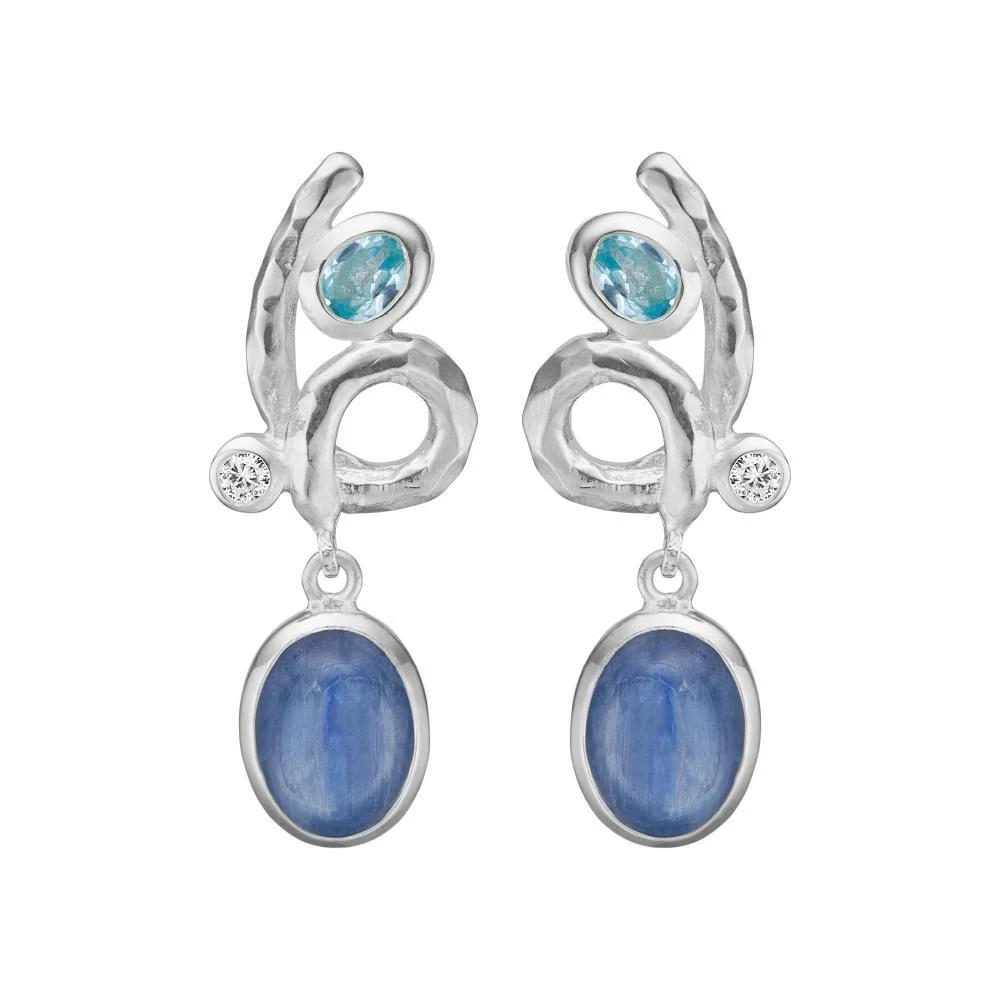 Deze sterling zilveren oorbellen hebben elk een 8 x 6 mm kyaniet, een 4 x 3 mm blauwe topaas en 2 mm zirkonia.