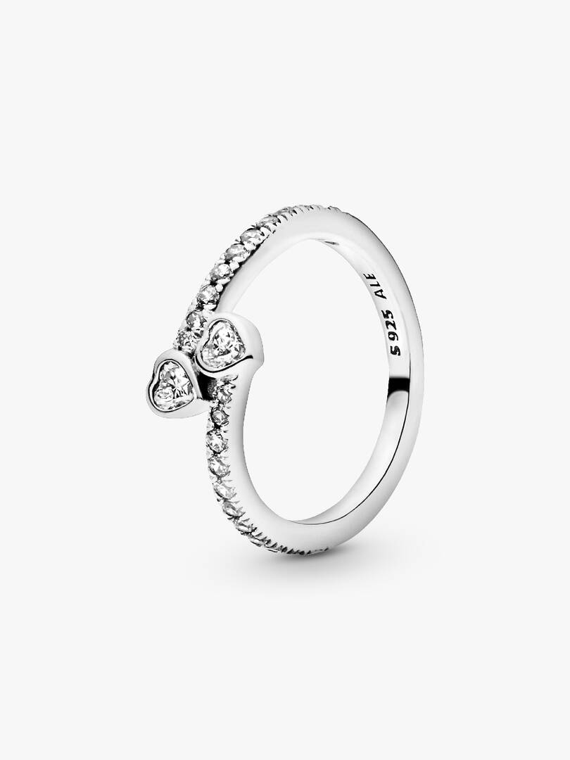Twee verstrengelde harten maken van deze prachtige ring het ultieme symbool van liefde. Deze hand-finished sterlingzilveren Pandora-hartenring is bezet met glinsterende zirkonia en afgewerkt met twee hartvormige stenen die liefde en vriendschap symboliseren. Het perfecte romantische gebaar voor Valentijnsdag, verjaardagen en jubilea, of gewoon om te zeggen 'Ik hou van je'.