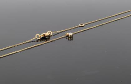 Die Kette mit Anh&auml;nger Golf 585 Brillant, Modellnummer 241856019, besticht durch ihr edles Design aus Gelbgold. Ein funkelnder Brillant verleiht dem Schmuckst&uuml;ck glamour&ouml;se Eleganz. Perfekt f&uuml;r besondere Anl&auml;sse oder um allt&auml;gliche Outfits aufzuwerten. Tragen Sie die Kette als Blickfang zu einem schlichten Oberteil, um ihren besonderen Glanz zu betonen.