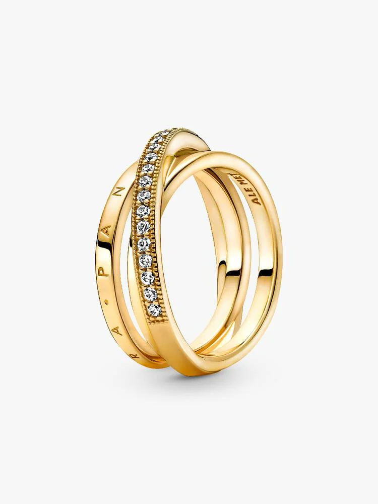 De PANDORA CROSSOVER RING MAAT 56, modelnummer 169057C01-56, is een prachtige ring van het merk Pandora. Deze ring heeft een elegant crossover ontwerp met fonkelende stenen die voor een verfijnde look zorgen. Draag het solo voor een subtiele elegantie of combineer met andere Pandora ringen voor een gelaagde, modieuze stijl.