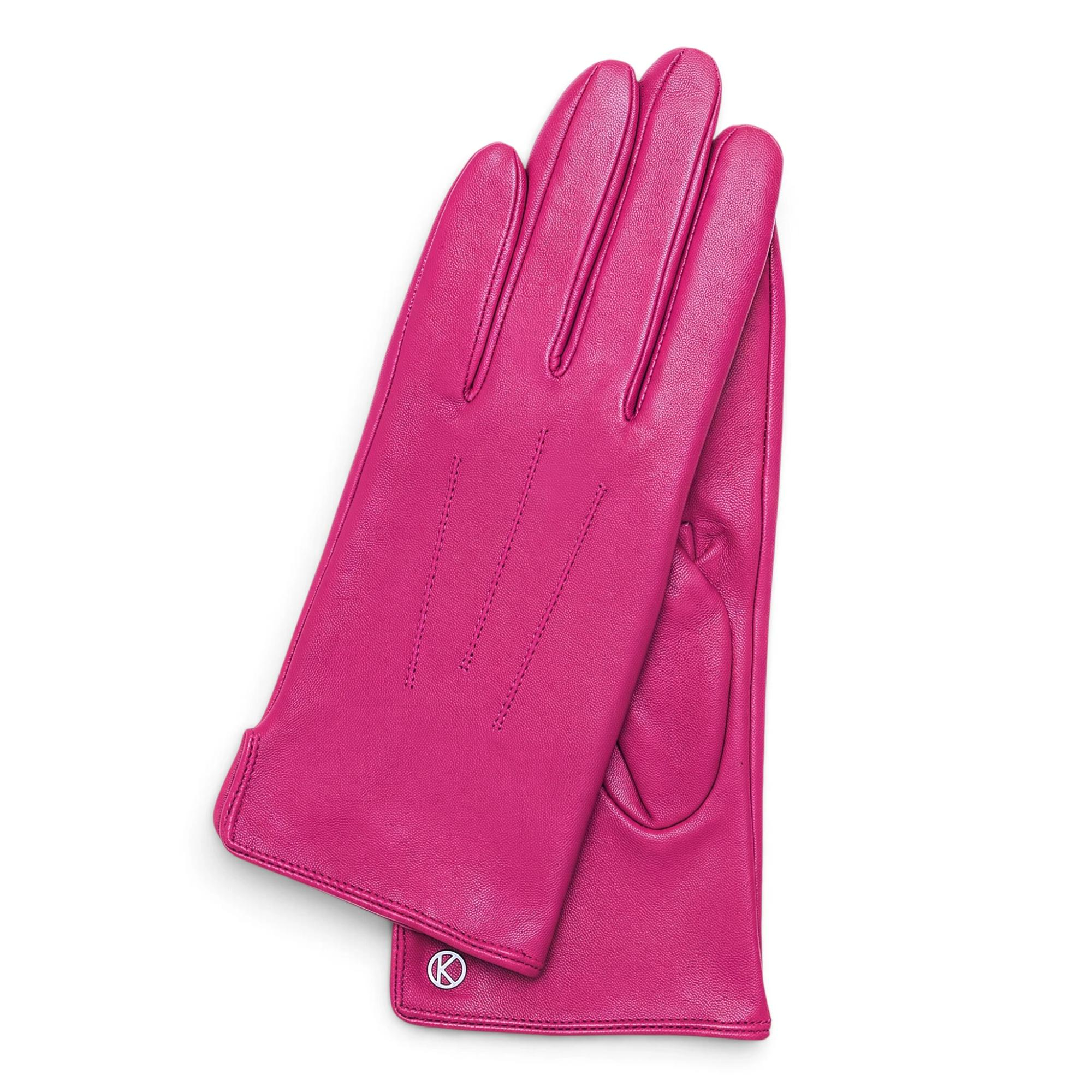 Kessler leren handschoenen &ndash; soepel leer en perfecte pasvorm

Ervaar optimaal draagcomfort met de Kessler leren handschoen. Deze stijlvolle handschoen is gemaakt van soepel leer en sluit perfect aan op de hand voor een comfortabele, natuurlijke pasvorm. De zachte vliesvoering zorgt voor een aangenaam gevoel, terwijl de naad aan de bovenzijde van de hand bijdraagt aan de karakteristieke uitstraling.

De Kessler handschoen combineert hoogwaardige materialen, een verfijnde afwerking en tijdloze elegantie. Ideaal voor wie op zoek is naar een comfortabele leren handschoen met een stijlvolle uitstraling.

Kenmerken:

Gemaakt van soepel leer
Perfecte pasvorm en optimaal draagcomfort
Zachte vliesvoering
Naad aan de bovenzijde van de hand
Voorzien van het Kessler-logo
Tijdloos en stijlvol design
Kies voor de kwaliteit en het comfort van Kessler en maak je outfit compleet met een elegante leren handschoen.

Otto Kessler leren handschoenen &ndash; stijlvol en warm
Sinds 1923 staat Otto Kessler bekend om hoogwaardige leren handschoenen voor dames en heren. De handschoenen combineren Duits vakmanschap met comfort, kwaliteit en een tijdloze uitstraling.

De handgemaakte leren handschoenen zijn verkrijgbaar in stijlvolle, klassieke kleuren en passen perfect bij iedere wintergarderobe. Dankzij het soepele leer voelen ze aan als een tweede huid en blijven je handen heerlijk warm.

Waarom kiezen voor Otto Kessler?

Hoogwaardige leren handschoenen voor dames en heren
Stijlvol design in klassieke kleuren
Soepel leer en optimaal draagcomfort
Tijdloze kwaliteit voor koude winterdagen