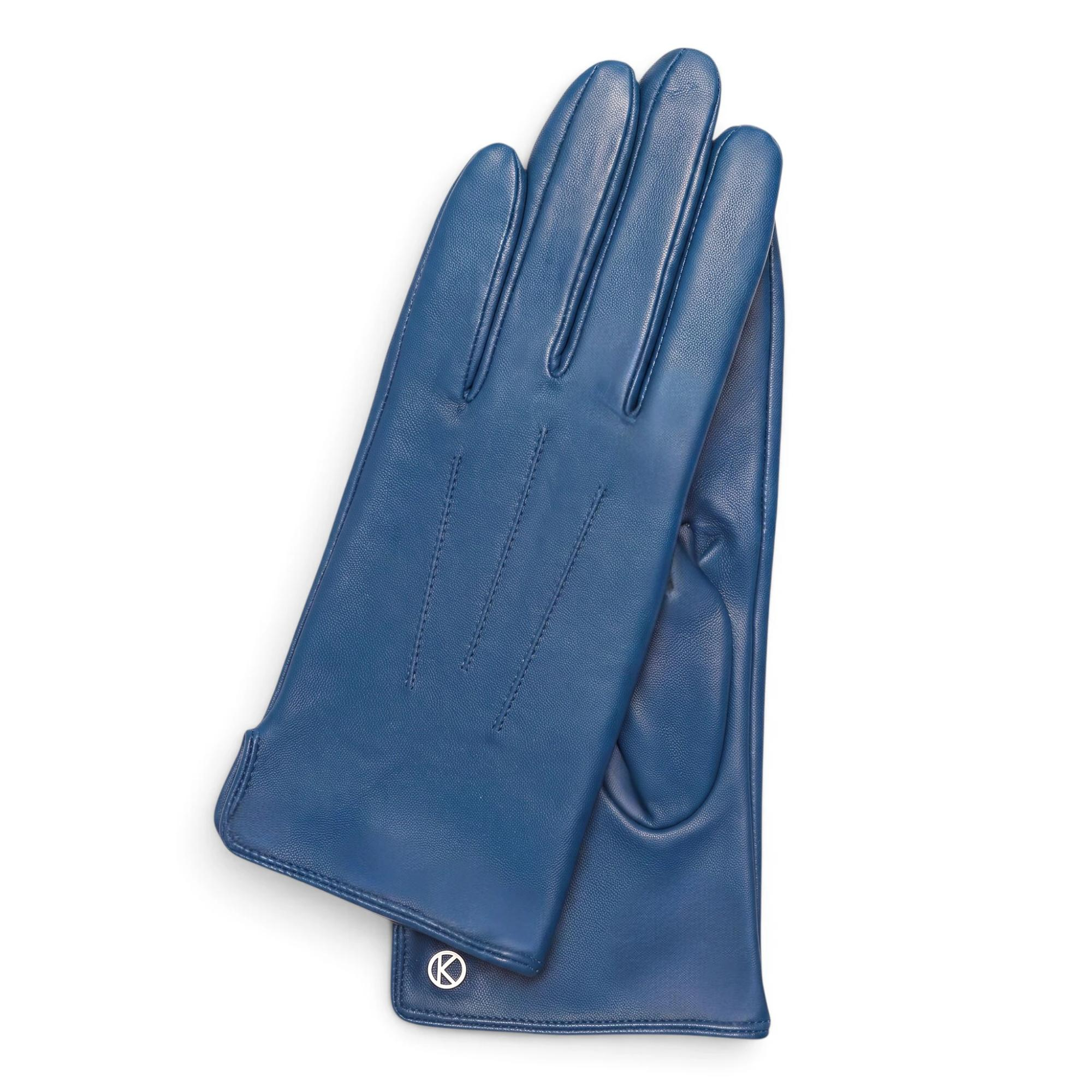 Kessler leren handschoenen &ndash; soepel leer en perfecte pasvorm

Ervaar optimaal draagcomfort met de Kessler leren handschoen. Deze stijlvolle handschoen is gemaakt van soepel leer en sluit perfect aan op de hand voor een comfortabele, natuurlijke pasvorm. De zachte vliesvoering zorgt voor een aangenaam gevoel, terwijl de naad aan de bovenzijde van de hand bijdraagt aan de karakteristieke uitstraling.

De Kessler handschoen combineert hoogwaardige materialen, een verfijnde afwerking en tijdloze elegantie. Ideaal voor wie op zoek is naar een comfortabele leren handschoen met een stijlvolle uitstraling.

Kenmerken:

Gemaakt van soepel leer
Perfecte pasvorm en optimaal draagcomfort
Zachte vliesvoering
Naad aan de bovenzijde van de hand
Voorzien van het Kessler-logo
Tijdloos en stijlvol design
Kies voor de kwaliteit en het comfort van Kessler en maak je outfit compleet met een elegante leren handschoen.

Otto Kessler leren handschoenen &ndash; stijlvol en warm
Sinds 1923 staat Otto Kessler bekend om hoogwaardige leren handschoenen voor dames en heren. De handschoenen combineren Duits vakmanschap met comfort, kwaliteit en een tijdloze uitstraling.

De handgemaakte leren handschoenen zijn verkrijgbaar in stijlvolle, klassieke kleuren en passen perfect bij iedere wintergarderobe. Dankzij het soepele leer voelen ze aan als een tweede huid en blijven je handen heerlijk warm.

Waarom kiezen voor Otto Kessler?

Hoogwaardige leren handschoenen voor dames en heren
Stijlvol design in klassieke kleuren
Soepel leer en optimaal draagcomfort
Tijdloze kwaliteit voor koude winterdagen