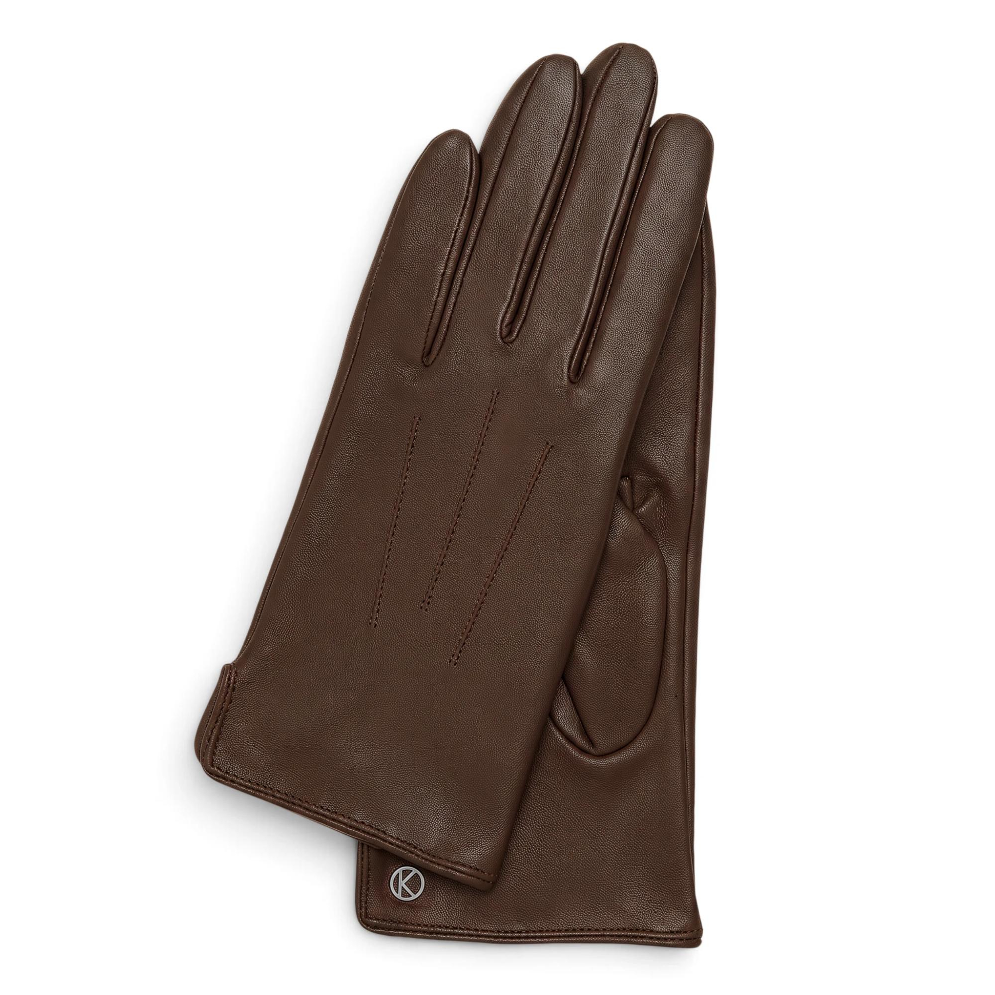 Kessler leren handschoenen &ndash; soepel leer en perfecte pasvorm

Ervaar optimaal draagcomfort met de Kessler leren handschoen. Deze stijlvolle handschoen is gemaakt van soepel leer en sluit perfect aan op de hand voor een comfortabele, natuurlijke pasvorm. De zachte vliesvoering zorgt voor een aangenaam gevoel, terwijl de naad aan de bovenzijde van de hand bijdraagt aan de karakteristieke uitstraling.

De Kessler handschoen combineert hoogwaardige materialen, een verfijnde afwerking en tijdloze elegantie. Ideaal voor wie op zoek is naar een comfortabele leren handschoen met een stijlvolle uitstraling.

Kenmerken:

Gemaakt van soepel leer
Perfecte pasvorm en optimaal draagcomfort
Zachte vliesvoering
Naad aan de bovenzijde van de hand
Voorzien van het Kessler-logo
Tijdloos en stijlvol design
Kies voor de kwaliteit en het comfort van Kessler en maak je outfit compleet met een elegante leren handschoen.

Otto Kessler leren handschoenen &ndash; stijlvol en warm
Sinds 1923 staat Otto Kessler bekend om hoogwaardige leren handschoenen voor dames en heren. De handschoenen combineren Duits vakmanschap met comfort, kwaliteit en een tijdloze uitstraling.

De handgemaakte leren handschoenen zijn verkrijgbaar in stijlvolle, klassieke kleuren en passen perfect bij iedere wintergarderobe. Dankzij het soepele leer voelen ze aan als een tweede huid en blijven je handen heerlijk warm.

Waarom kiezen voor Otto Kessler?

Hoogwaardige leren handschoenen voor dames en heren
Stijlvol design in klassieke kleuren
Soepel leer en optimaal draagcomfort
Tijdloze kwaliteit voor koude winterdagen