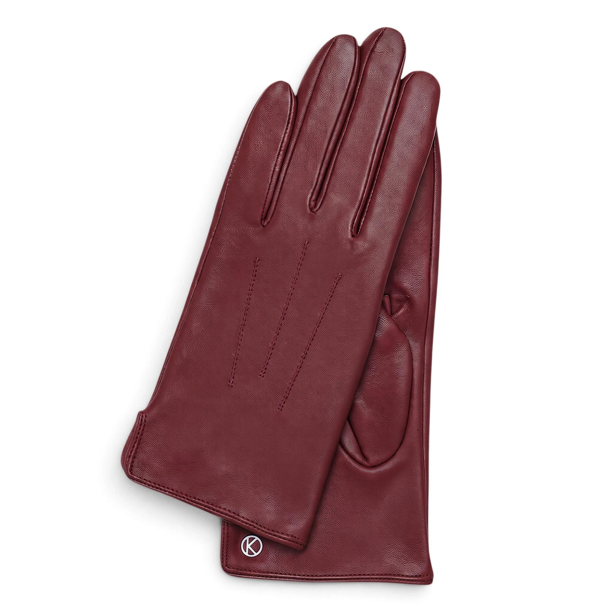 Kessler leren handschoenen &ndash; soepel leer en perfecte pasvorm

Ervaar optimaal draagcomfort met de Kessler leren handschoen. Deze stijlvolle handschoen is gemaakt van soepel leer en sluit perfect aan op de hand voor een comfortabele, natuurlijke pasvorm. De zachte vliesvoering zorgt voor een aangenaam gevoel, terwijl de naad aan de bovenzijde van de hand bijdraagt aan de karakteristieke uitstraling.

De Kessler handschoen combineert hoogwaardige materialen, een verfijnde afwerking en tijdloze elegantie. Ideaal voor wie op zoek is naar een comfortabele leren handschoen met een stijlvolle uitstraling.

Kenmerken:

Gemaakt van soepel leer
Perfecte pasvorm en optimaal draagcomfort
Zachte vliesvoering
Naad aan de bovenzijde van de hand
Voorzien van het Kessler-logo
Tijdloos en stijlvol design
Kies voor de kwaliteit en het comfort van Kessler en maak je outfit compleet met een elegante leren handschoen.

Otto Kessler leren handschoenen &ndash; stijlvol en warm
Sinds 1923 staat Otto Kessler bekend om hoogwaardige leren handschoenen voor dames en heren. De handschoenen combineren Duits vakmanschap met comfort, kwaliteit en een tijdloze uitstraling.

De handgemaakte leren handschoenen zijn verkrijgbaar in stijlvolle, klassieke kleuren en passen perfect bij iedere wintergarderobe. Dankzij het soepele leer voelen ze aan als een tweede huid en blijven je handen heerlijk warm.

Waarom kiezen voor Otto Kessler?

Hoogwaardige leren handschoenen voor dames en heren
Stijlvol design in klassieke kleuren
Soepel leer en optimaal draagcomfort
Tijdloze kwaliteit voor koude winterdagen