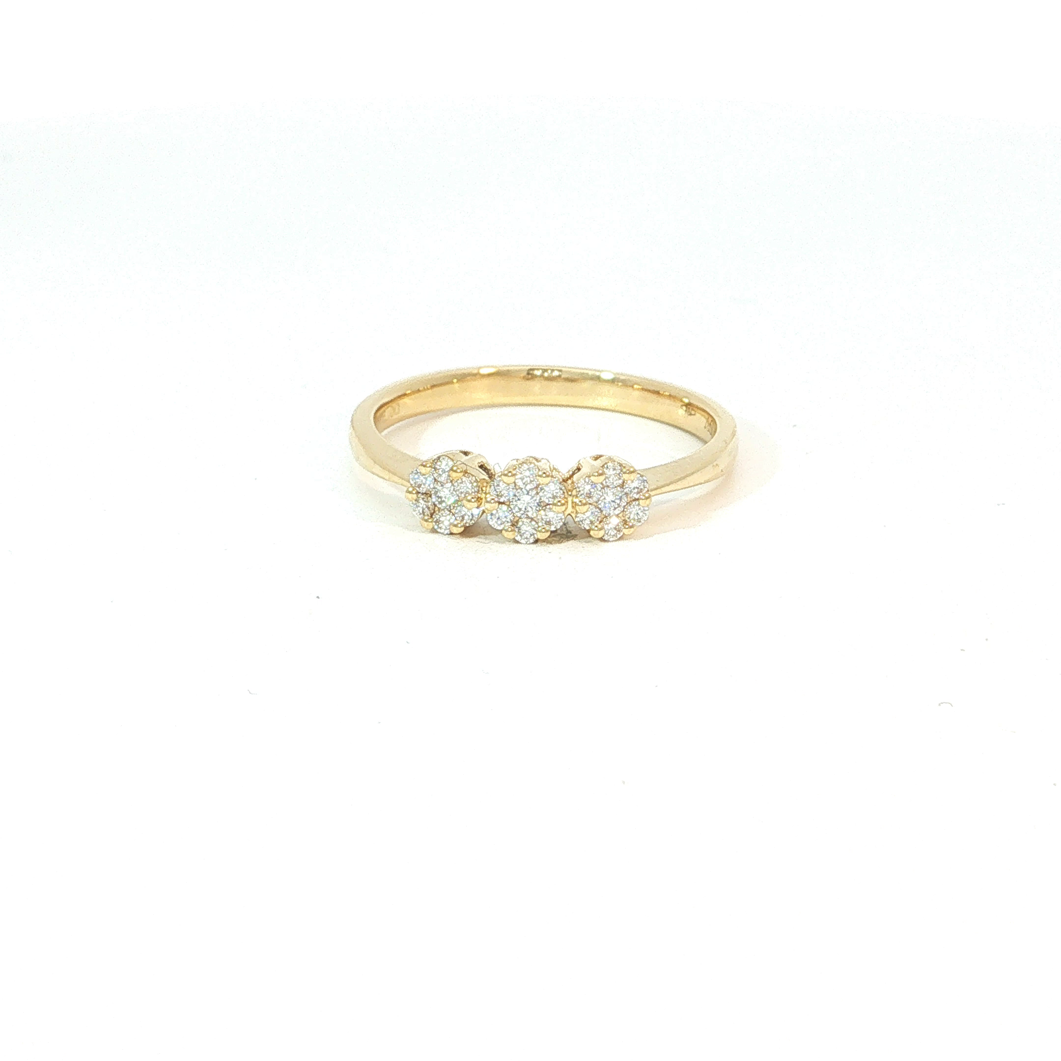 Drie verfijnde clusters van schitterende diamanten vormen een betoverend middelpunt op deze elegante ring van geelgoud. De stenen zijn zorgvuldig gerangschikt tot een doorlopende lichtlijn over de vinger, wat een moderne twist geeft aan het klassieke ontwerp met meerdere stenen. De zetting in warm geelgoud zorgt voor een prachtig contrast dat de heldere, kleurloze uitstraling van de diamanten extra tot zijn recht laat komen.