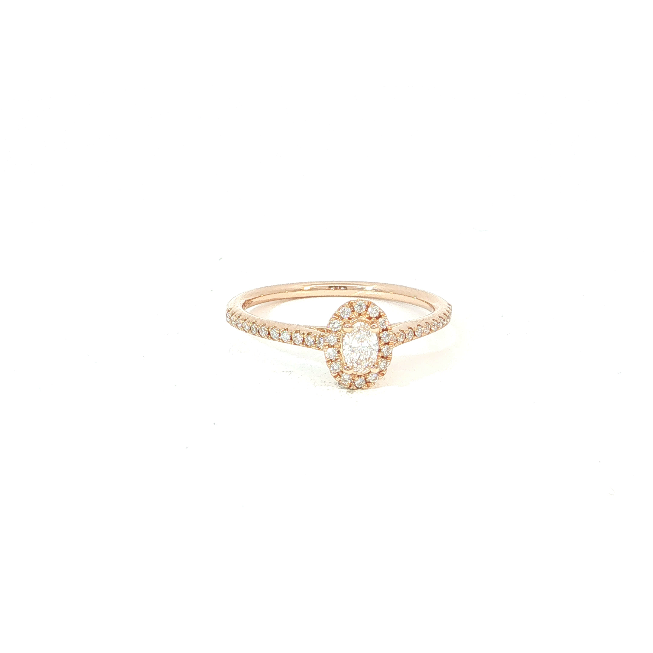 Een klassieke diamant met ovale slijpvorm vormt het stralende middelpunt van deze verfijnde verlovingsring, omringd door een subtiele halo van kleinere diamanten. De warme ros&eacute;gouden ringrail wordt extra geaccentueerd door pav&eacute;-gezette diamanten langs de schouders, wat zorgt voor een doorlopende lijn van schittering. Dit tijdloze ontwerp combineert vintage-ge&iuml;nspireerde elementen met een verfijnd, modern silhouet.