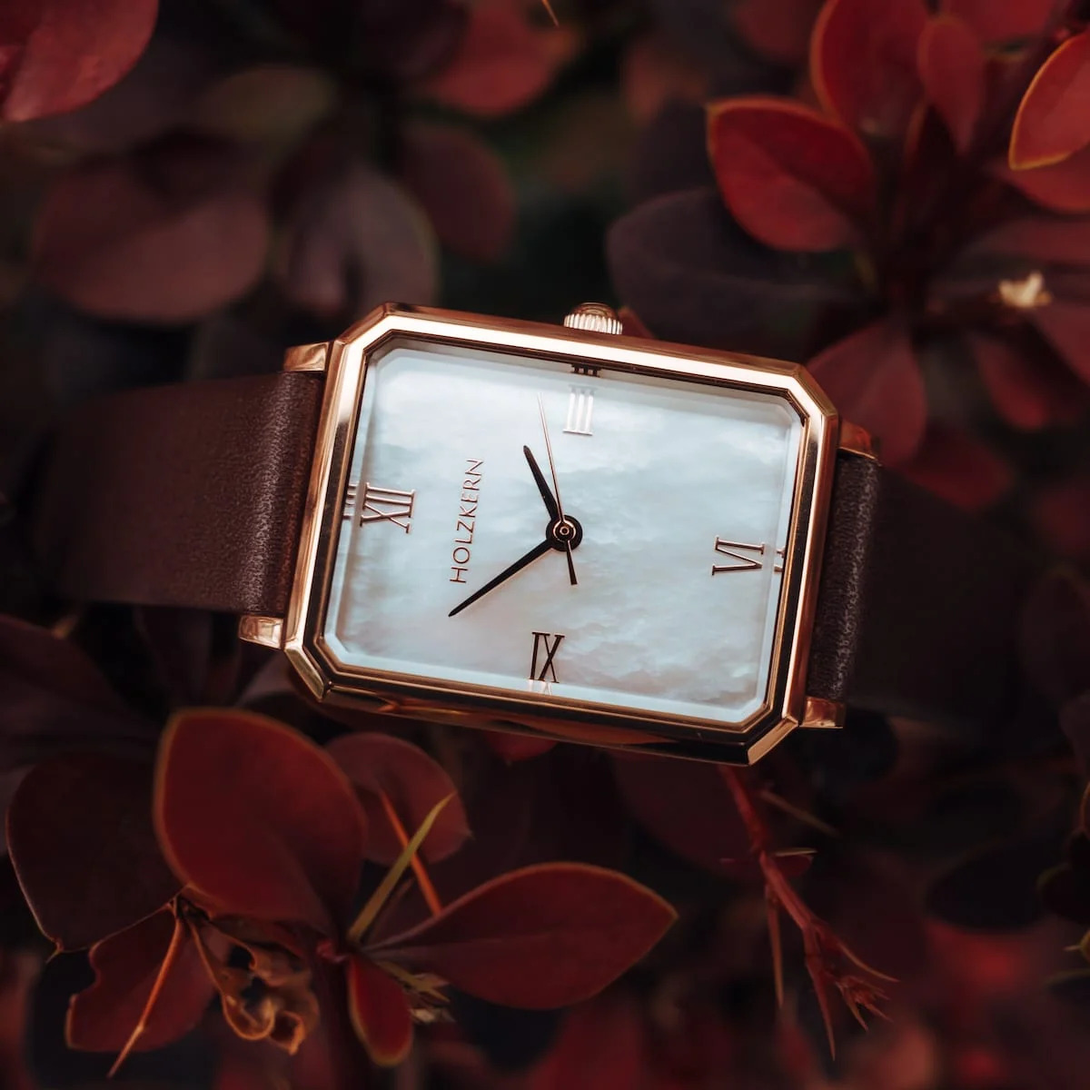 Excellencia
Parelmoer/Ros&eacute;goud
Echte parelmoer en rechthoekig ontwerp maken elke Excellencia een uurwerk voor vele jaren samen.