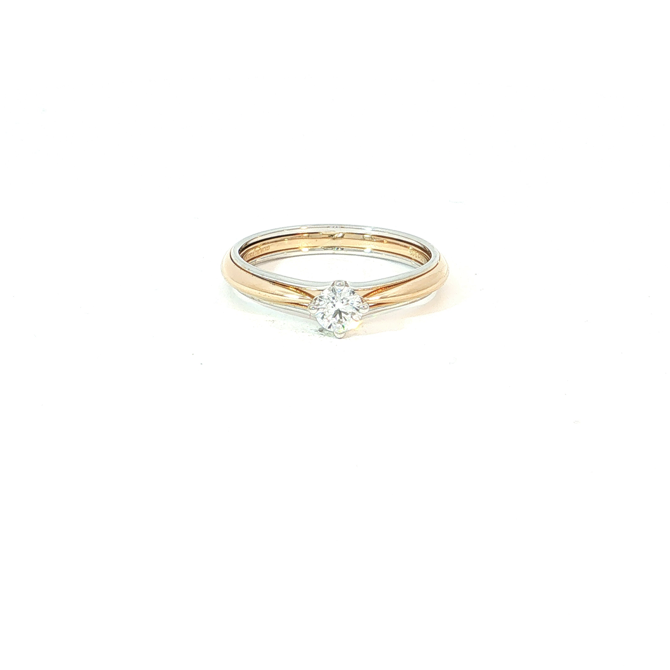 Een verfijnd samenspel van twee goudtinten geeft deze ring een bijzondere, eigentijdse uitstraling. Het warme 18 kt ros&eacute;goud wordt elegant gecombineerd met 18 kt witgoud, waardoor het ontwerp zowel zacht als helder oogt.
De centrale briljant krijgt alle aandacht in de witgouden zetting, die haar schittering extra benadrukt. De vloeiende lijnen van de ringband cre&euml;ren een mooi gelaagd effect en geven het geheel een luxueuze, moderne uitstraling.
Een stijlvolle verlovingsring voor wie houdt van een klassiek juweel met een verrassende en verfijnde twist.