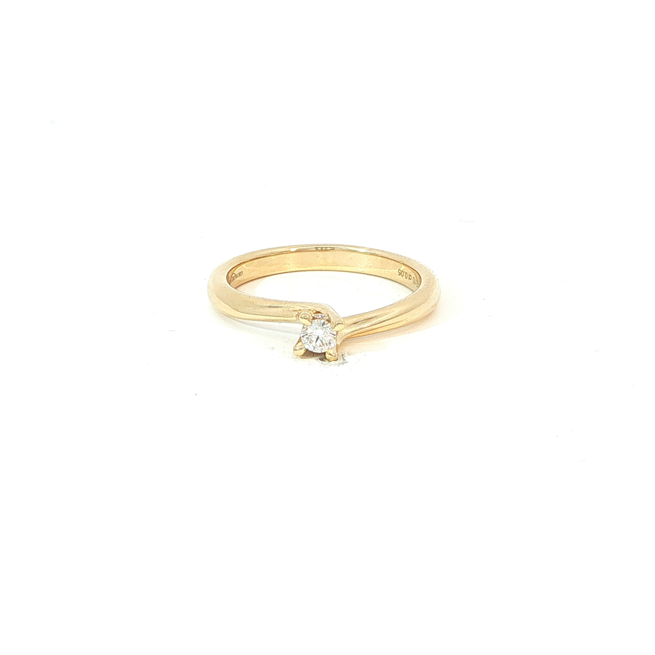 Een tijdloos juweel met een uitgesproken luxueuze uitstraling. Deze verfijnde solitairering in 18 kt geelgoud combineert klassieke elegantie met een warme, rijke glans.
De centraal geplaatste diamant wordt gedragen door een sierlijke open zetting, waardoor het licht vrij door de steen kan spelen en haar schittering optimaal tot uiting komt. De zachte, vloeiende lijnen van de ringband zorgen voor een harmonieuze en elegante uitstraling.
Een geraffineerde ring voor wie houdt van pure klasse en blijvende schoonheid &mdash; perfect als verlovingsring of als bijzonder juweel met een persoonlijke betekenis.