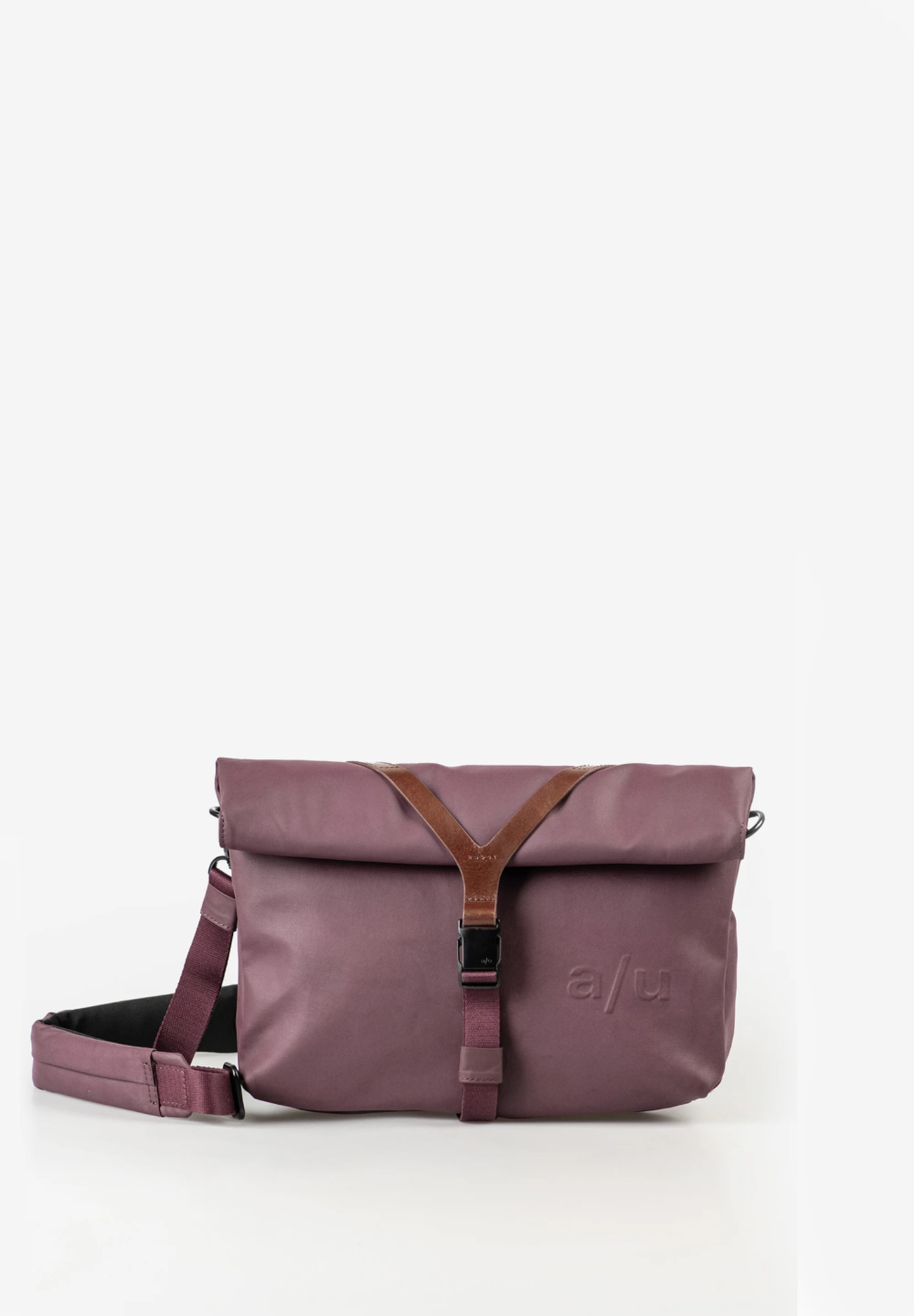 a/u Takahashi RE schoudertas &ndash; Merlot

De a/u Takahashi RE schoudertas in Merlot combineert een modern design met praktisch gebruiksgemak. Deze compacte rolltop tas uit de Japan RE collectie van aunts & uncles is gemaakt van gerecycled nylon en afgewerkt met luxe details van premium rundleer.

Dankzij de slimme rolsluiting, het extra ritsvak aan de achterzijde en de handige binnenvakken neem je al je essentials overzichtelijk mee. De verstelbare, gewatteerde schouderband zorgt voor optimaal draagcomfort. Bovendien beschermen het weerbestendige materiaal en de waterafstotende ritsen je spullen onderweg.

Een stijlvolle en veelzijdige schoudertas voor dagelijks gebruik, citytrips en reizen.

Details:

Kleur: Merlot
Materiaal: Gerecycled nylon met premium rundleer
Inhoud: ca. 3,8&ndash;5,6 liter
Afmetingen: ca. 30 &times; 10 &times; 21&ndash;28 cm
Gewicht: 490 gram
Verstelbare schouderband: ca. 100&ndash;140 cm