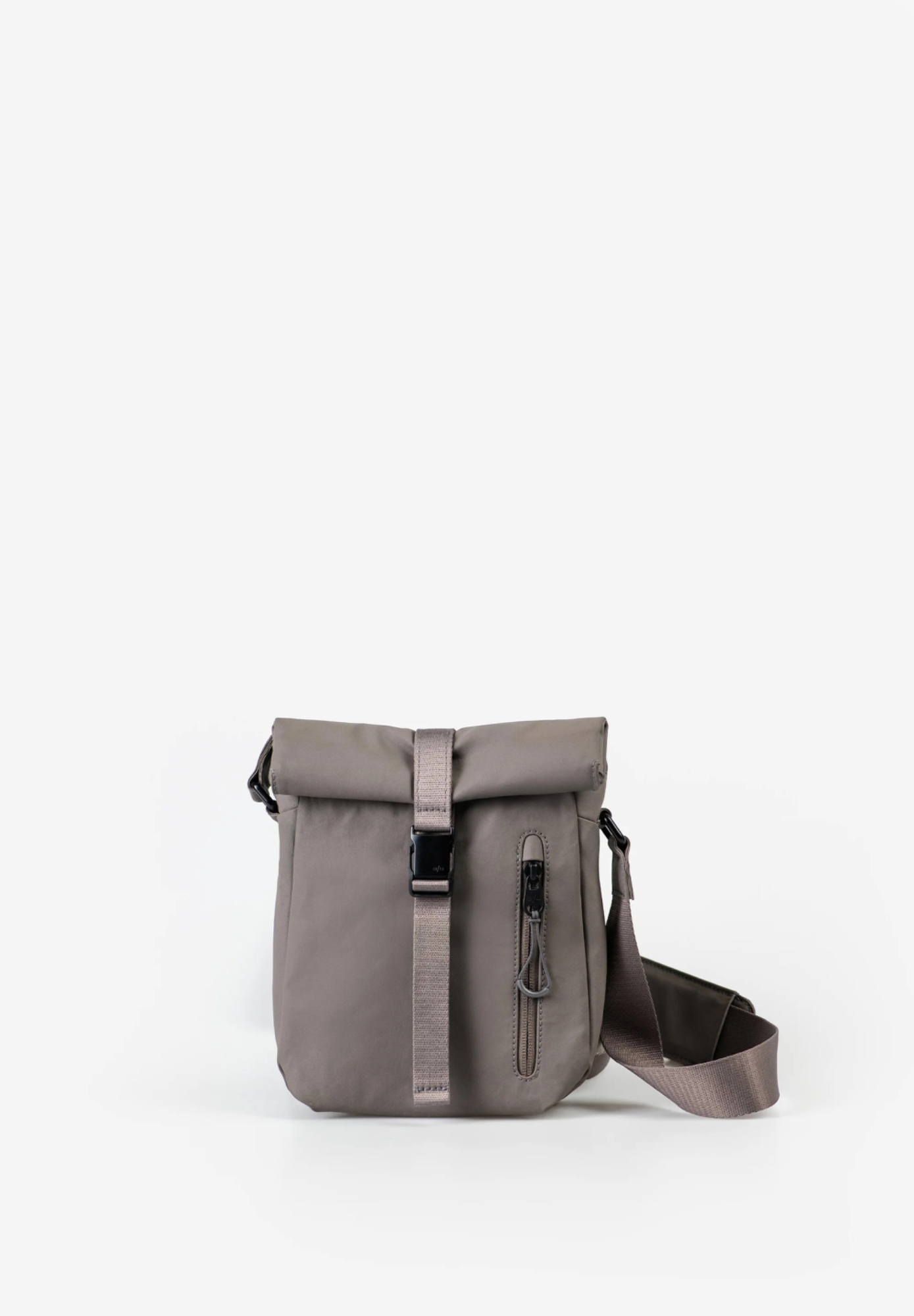a/u Yodo RE schoudertas &ndash; Volcano Grey

De a/u Yodo RE schoudertas in Volcano Grey is een compacte, praktische tas met een modern design. Deze vegan rolltop tas uit de Japan RE collectie van aunts & uncles is gemaakt van lichtgewicht, gerecycled nylon en biedt dankzij de oprolbare sluiting precies de ruimte die je nodig hebt.

De tas beschikt over handige ritsvakken aan de voor- en achterzijde, een binnenvak en een vakje voor je smartphone. De verstelbare schouderband met extra schouderpadding zorgt voor optimaal draagcomfort. Ideaal voor dagelijks gebruik, een dagje uit of op reis.

Details:

Kleur: Volcano Grey
Materiaal: Gerecycled nylon, volledig vegan
Inhoud: ca. 2,1&ndash;2,9 liter
Afmetingen: ca. 19 &times; 7 &times; 23&ndash;28 cm
Gewicht: 340 gram
Verstelbare schouderband: ca. 100&ndash;155 cm
