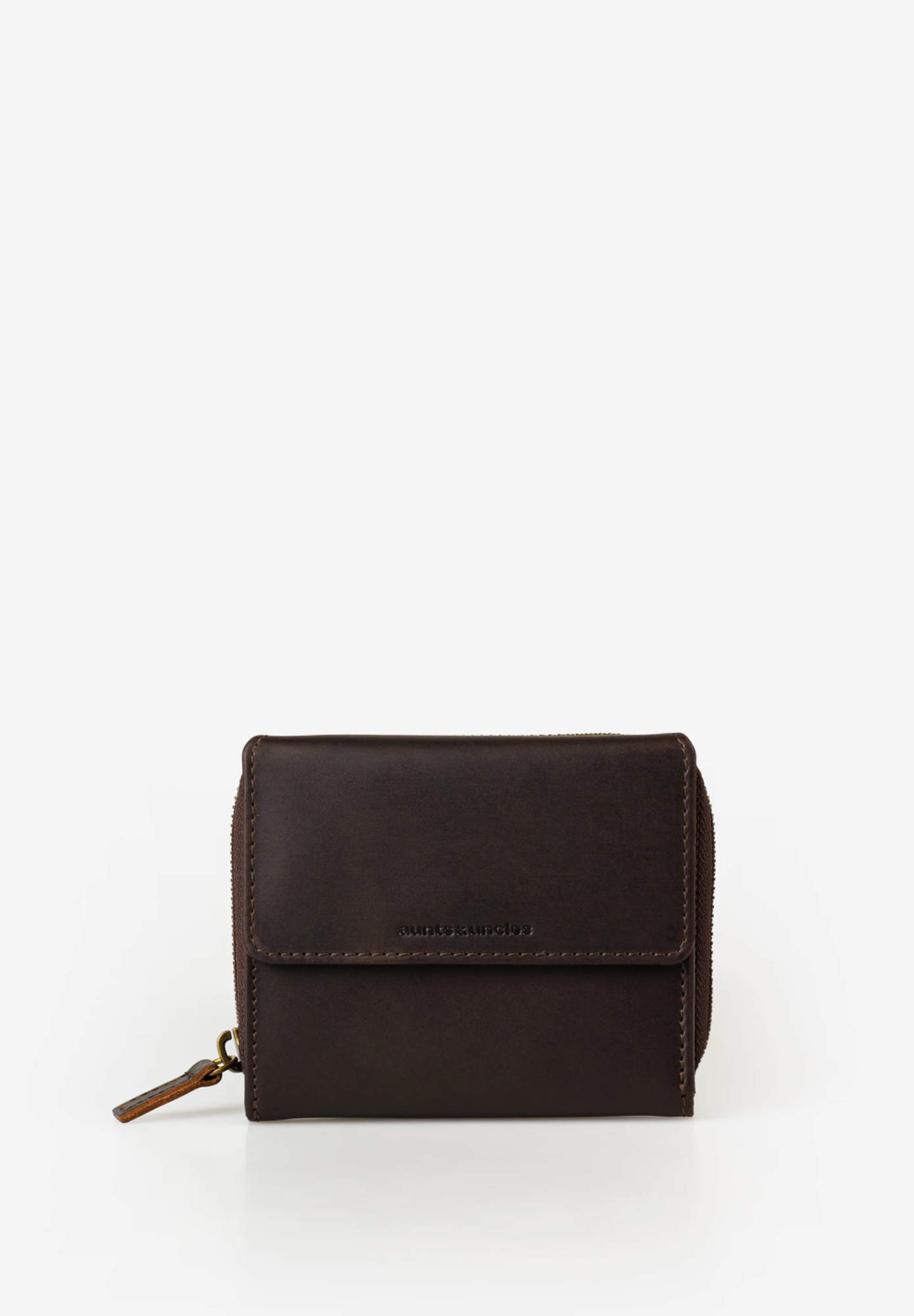 aunts & uncles Nola portemonnee &ndash; Heritage collectie

De Nola portemonnee van aunts & uncles combineert een tijdloos design met een praktische indeling. Deze compacte portemonnee uit de Heritage collectie biedt voldoende ruimte voor je pasjes, briefgeld en muntgeld. Dankzij de vijf kaartsleuven, vier extra steekvakken en het overzichtelijke vak voor briefgeld houd je alles netjes georganiseerd.

Het dubbel ingedeelde muntvak met rondomlopende ritssluiting biedt extra opbergruimte. Bovendien beschermt de ge&iuml;ntegreerde RFID-technologie je gevoelige kaartgegevens tegen ongewenst uitlezen. De blauwe voering geeft het interieur een stijlvolle uitstraling. De portemonnee wordt geleverd in een luxe geschenkdoos.

Details:

Gewicht: 140 gram
Afmetingen: ca. 12,5 &times; 3 &times; 10 cm
5 kaartsleuven en 4 steekvakken
Vak voor briefgeld
Dubbel muntvak met ritssluiting
Ge&iuml;ntegreerde RFID-bescherming
Luxe geschenkverpakking