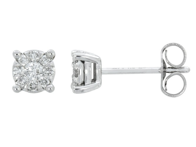 Prachtige solitaire 18k witgouden oorbellen met briljant van 0,26ct. Perfect voor dagelijks gebruik of feestelijke gelegenheden, ze voegen een vleugje elegantie toe aan elke outfit. Draag ze met opgestoken haar om hun schittering te benadrukken.