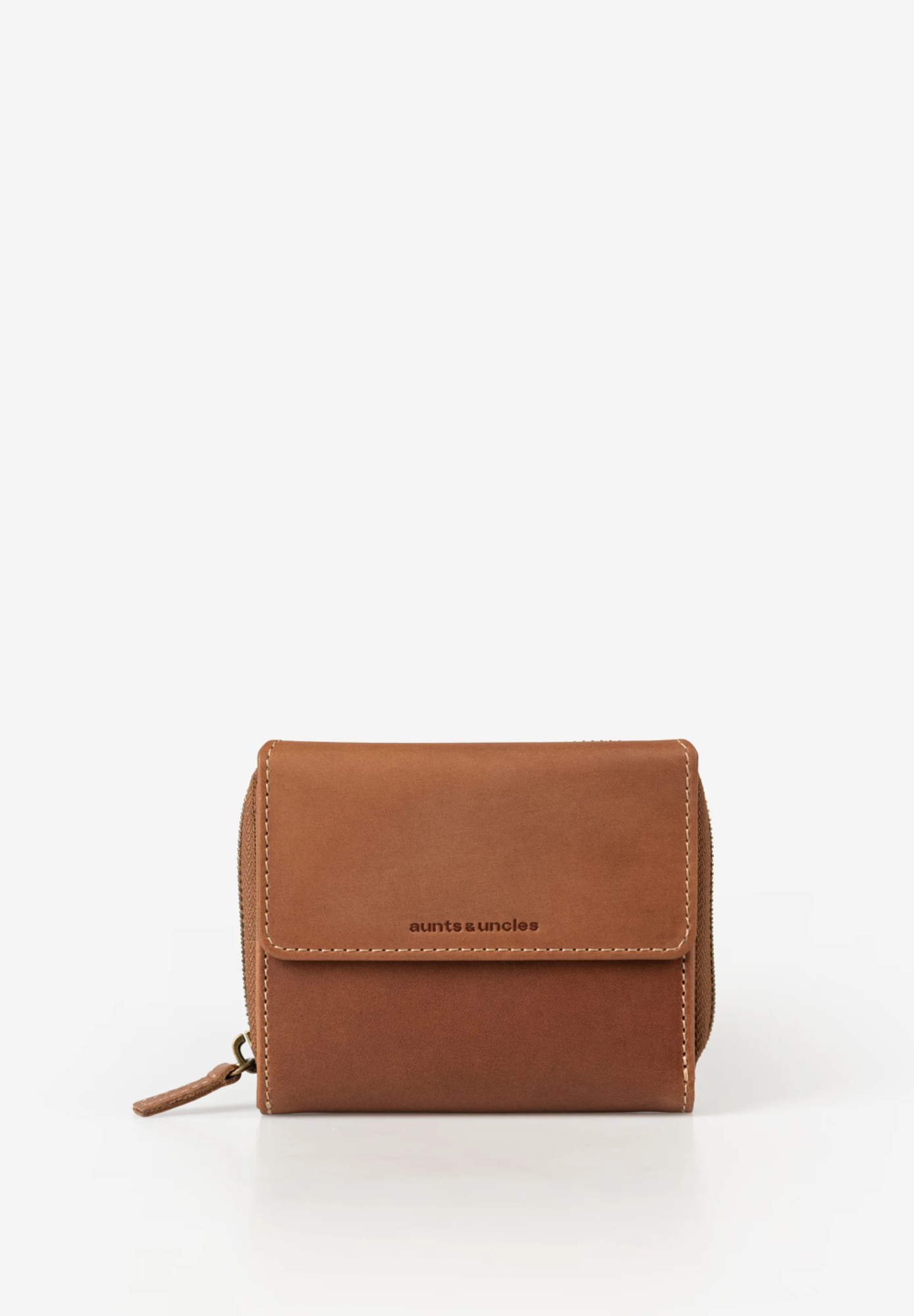 aunts & uncles Nola portemonnee &ndash; Heritage collectie

De Nola portemonnee van aunts & uncles combineert een tijdloos design met een praktische indeling. Deze compacte portemonnee uit de Heritage collectie biedt voldoende ruimte voor je pasjes, briefgeld en muntgeld. Dankzij de vijf kaartsleuven, vier extra steekvakken en het overzichtelijke vak voor briefgeld houd je alles netjes georganiseerd.

Het dubbel ingedeelde muntvak met rondomlopende ritssluiting biedt extra opbergruimte. Bovendien beschermt de ge&iuml;ntegreerde RFID-technologie je gevoelige kaartgegevens tegen ongewenst uitlezen. De blauwe voering geeft het interieur een stijlvolle uitstraling. De portemonnee wordt geleverd in een luxe geschenkdoos.

Details:

Gewicht: 140 gram
Afmetingen: ca. 12,5 &times; 3 &times; 10 cm
5 kaartsleuven en 4 steekvakken
Vak voor briefgeld
Dubbel muntvak met ritssluiting
Ge&iuml;ntegreerde RFID-bescherming
Luxe geschenkverpakking