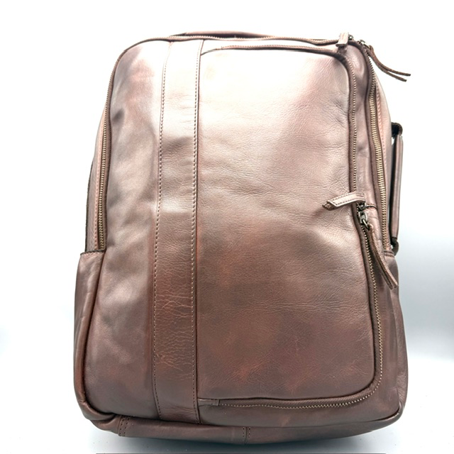 en reistas &ndash; Washed Leather

Deze stijlvolle donkerbruine rugtas van washed leather combineert een stoere, vintage uitstraling met optimaal gebruiksgemak. De tas is niet alleen als rugzak te dragen, maar kan ook eenvoudig als koffer worden gebruikt. De schouderbanden berg je netjes op in een apart vak aan de achterzijde.

De tas is ideaal voor werk, zakenreizen en weekendjes weg. Het aparte laptopvak biedt ruimte voor je laptop, terwijl het ruime hoofdvak geschikt is voor documenten of een setje kleding. In het ondiepe voorvak berg je kleinere essentials overzichtelijk op.

Dankzij de handige trolleyband schuif je de tas eenvoudig over de trekstang van je koffer. Zo reis je comfortabel en georganiseerd, met een tas die zowel praktisch als stijlvol is.

Details:

Kleur: donkerbruin
Materiaal: washed leather
Te dragen als rugtas of als koffer
Opbergbare schouderbanden in een apart achtervak
Apart laptopvak
Ruim hoofdvak voor documenten of kleding
Ondiep voorvak voor kleinere spullen
Trolleyband voor bevestiging aan een koffer
Afmetingen: 44 &times; 30 &times; 18 cm (h &times; b &times; d)