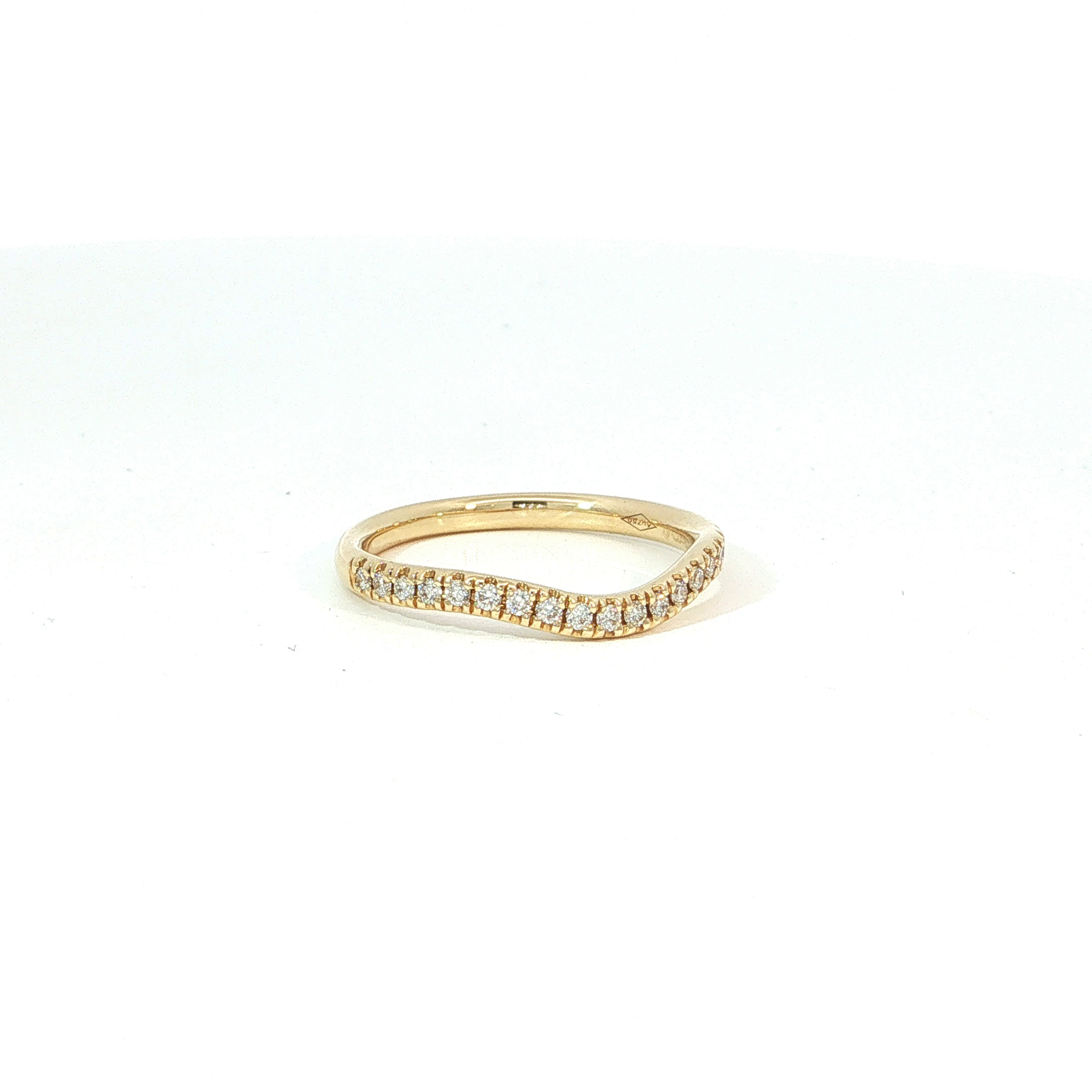 Een elegante ring met een verfijnde schittering. De voorzijde is bezet met een rij briljant geslepen diamanten, half alliance, zorgvuldig gezet zodat elke steen maximaal het licht opvangt.
De warme glans van het 18 kt geelgoud vormt een mooi contrast met de helderheid van de diamanten en geeft het ontwerp een luxueuze, vrouwelijke uitstraling. De zacht toelopende vorm zorgt voor een bijzonder harmonieuze lijn rond de vinger.
Een tijdloos juweel dat prachtig solo gedragen kan worden, maar ook perfect combineert met een verlovingsring of andere fijne ringen.