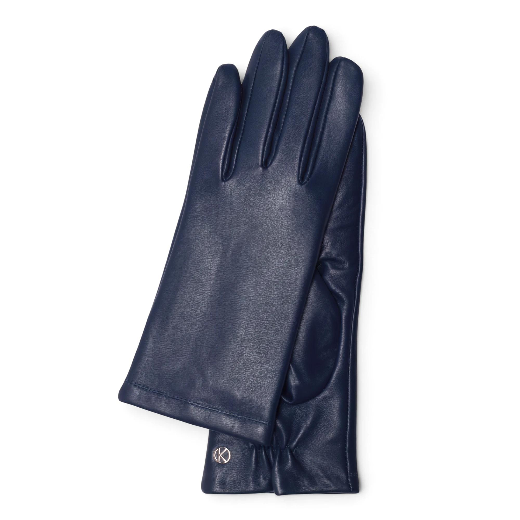 Otto Kessler Chelsea dames handschoenen van nappaleer

Ontdek de stijlvolle Otto Kessler Chelsea dames handschoenen: een elegante combinatie van luxe, comfort en functionaliteit. Deze prachtige leren handschoenen zijn gemaakt van hoogwaardig nappaleer, dat bekendstaat om zijn soepele structuur en heerlijk zachte gevoel. Dankzij de mooie, gladde afwerking en de perfecte pasvorm sluiten de handschoenen comfortabel aan op uw handen.

De zachte voering, bestaande uit 70% wol en 30% nylon, zorgt voor aangename warmte en extra draagcomfort tijdens koude dagen. Bovendien zijn de handschoenen voorzien van Phantom Touch-technologie, waarmee u eenvoudig het touchscreen van uw smartphone kunt bedienen zonder uw handschoenen uit te trekken.

De Otto Kessler Chelsea handschoenen zijn de ideale keuze voor dames die op zoek zijn naar luxe leren handschoenen met een tijdloze uitstraling en praktisch gebruiksgemak.

Kenmerken van de Otto Kessler Chelsea dames handschoenen:

Gemaakt van soepel en zacht nappaleer
Elegante, gladde afwerking
Comfortabele pasvorm
Zachte, warme voering van 70% wol en 30% nylon
Phantom Touch-technologie voor touchscreenbediening
Tijdloos design, perfect voor dagelijks gebruik
Kies voor de Otto Kessler Chelsea dames handschoenen en geniet van stijl, warmte en comfort in &eacute;&eacute;n elegant accessoire.