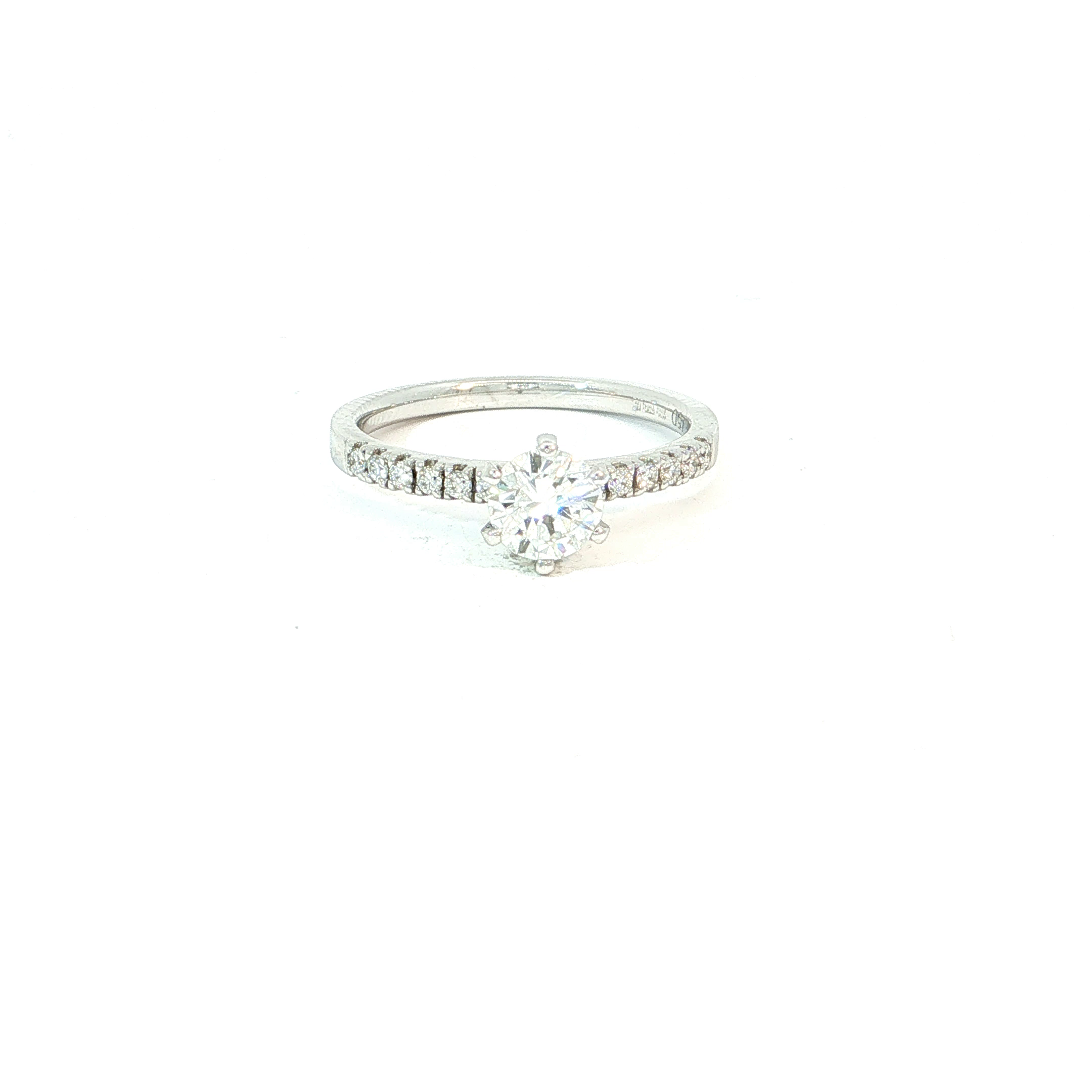 Een ring die meteen in het oog springt. De fonkelende centrale diamant krijgt extra kracht door de rij fijne briljanten in de ringband, waardoor het geheel van elke kant blijft schitteren.
Het 18 kt witgoud geeft de ring een frisse, luxueuze uitstraling en laat de diamanten nog intenser spreken. Met een totaal diamantgewicht van 0,60 ct heeft deze ring precies de juiste balans tussen verfijning en wow-effect.
Romantisch, elegant en net dat tikkeltje glamoureus &mdash; een verlovingsring waar je moeilijk van wegkijkt en die elke dag opnieuw bijzonder aanvoelt.