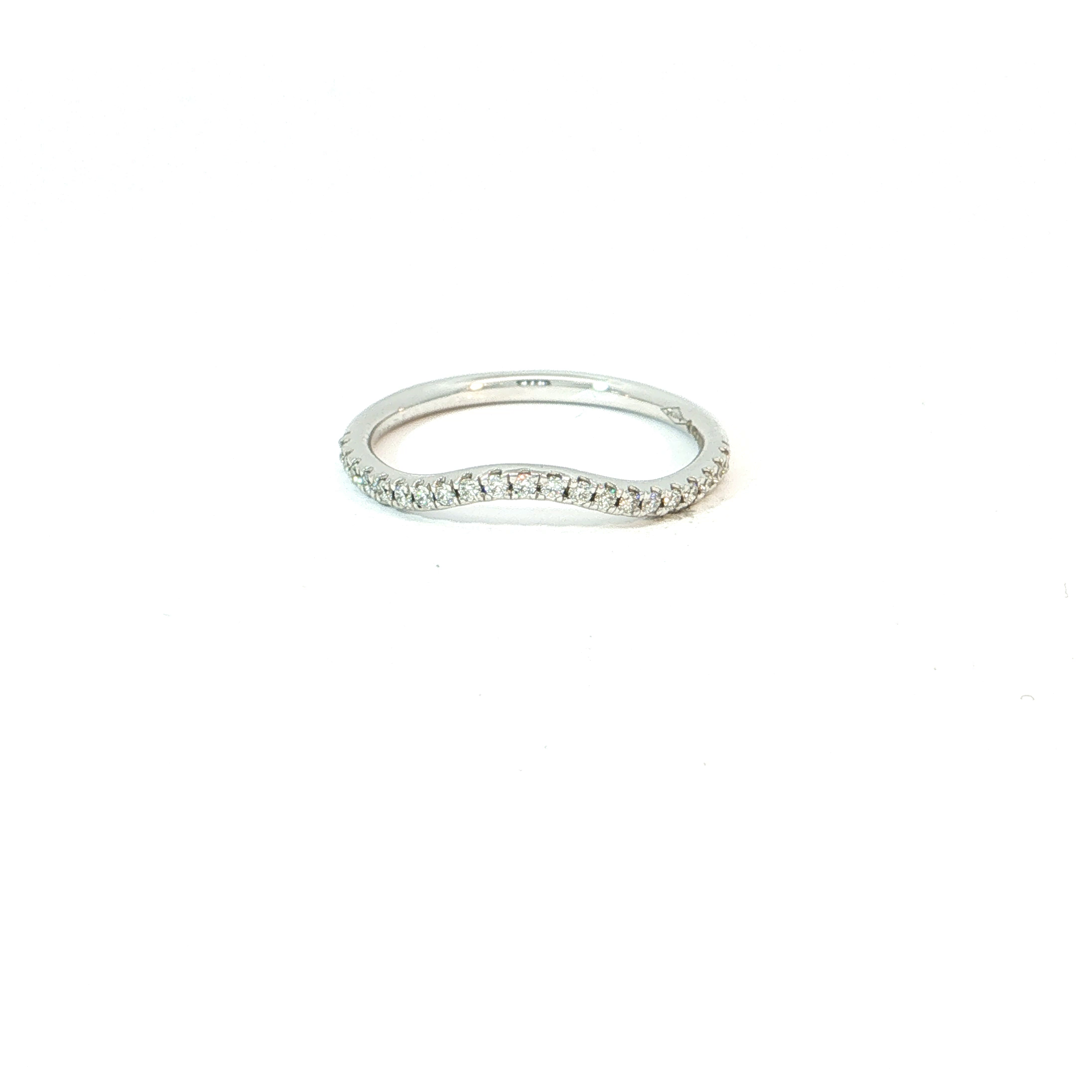 Een verfijnde ring met een elegante, golvende lijn die zich sierlijk rond de vinger vormt. De voorzijde is bezet met fonkelende briljanten die de zachte curve extra benadrukken en voor een levendig lichtspel zorgen.
Het 18 kt witgoud geeft het ontwerp een frisse en luxueuze uitstraling, terwijl de subtiele boog deze ring bijzonder mooi maakt om te combineren met een solitair- of verlovingsring.
Een stijlvol juweel met een speelse toets &mdash; perfect als aanschuifring, maar ook elegant genoeg om solo te dragen.