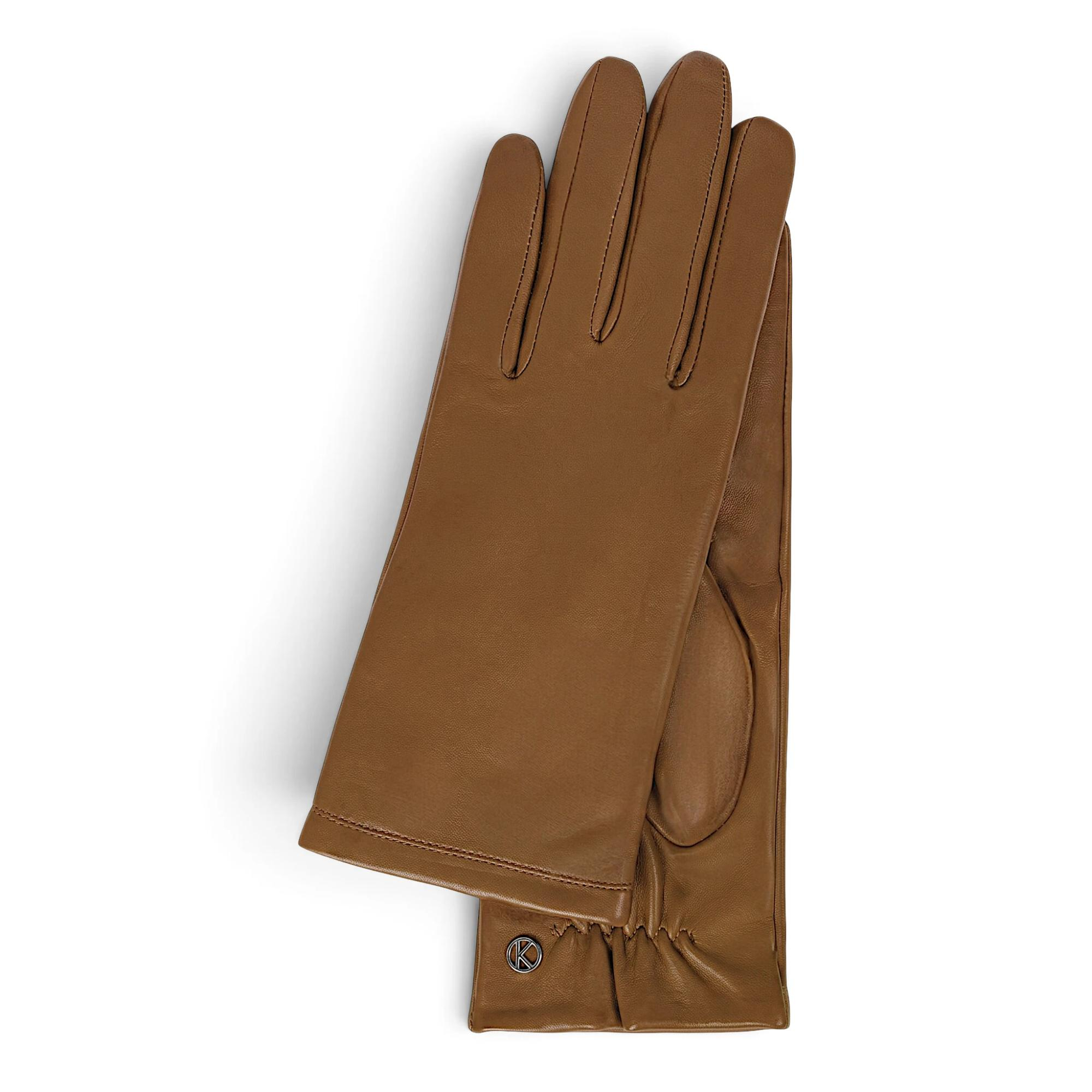 Otto Kessler Chelsea dames handschoenen van nappaleer

Ontdek de stijlvolle Otto Kessler Chelsea dames handschoenen: een elegante combinatie van luxe, comfort en functionaliteit. Deze prachtige leren handschoenen zijn gemaakt van hoogwaardig nappaleer, dat bekendstaat om zijn soepele structuur en heerlijk zachte gevoel. Dankzij de mooie, gladde afwerking en de perfecte pasvorm sluiten de handschoenen comfortabel aan op uw handen.

De zachte voering, bestaande uit 70% wol en 30% nylon, zorgt voor aangename warmte en extra draagcomfort tijdens koude dagen. Bovendien zijn de handschoenen voorzien van Phantom Touch-technologie, waarmee u eenvoudig het touchscreen van uw smartphone kunt bedienen zonder uw handschoenen uit te trekken.

De Otto Kessler Chelsea handschoenen zijn de ideale keuze voor dames die op zoek zijn naar luxe leren handschoenen met een tijdloze uitstraling en praktisch gebruiksgemak.

Kenmerken van de Otto Kessler Chelsea dames handschoenen:

Gemaakt van soepel en zacht nappaleer
Elegante, gladde afwerking
Comfortabele pasvorm
Zachte, warme voering van 70% wol en 30% nylon
Phantom Touch-technologie voor touchscreenbediening
Tijdloos design, perfect voor dagelijks gebruik
Kies voor de Otto Kessler Chelsea dames handschoenen en geniet van stijl, warmte en comfort in &eacute;&eacute;n elegant accessoire.