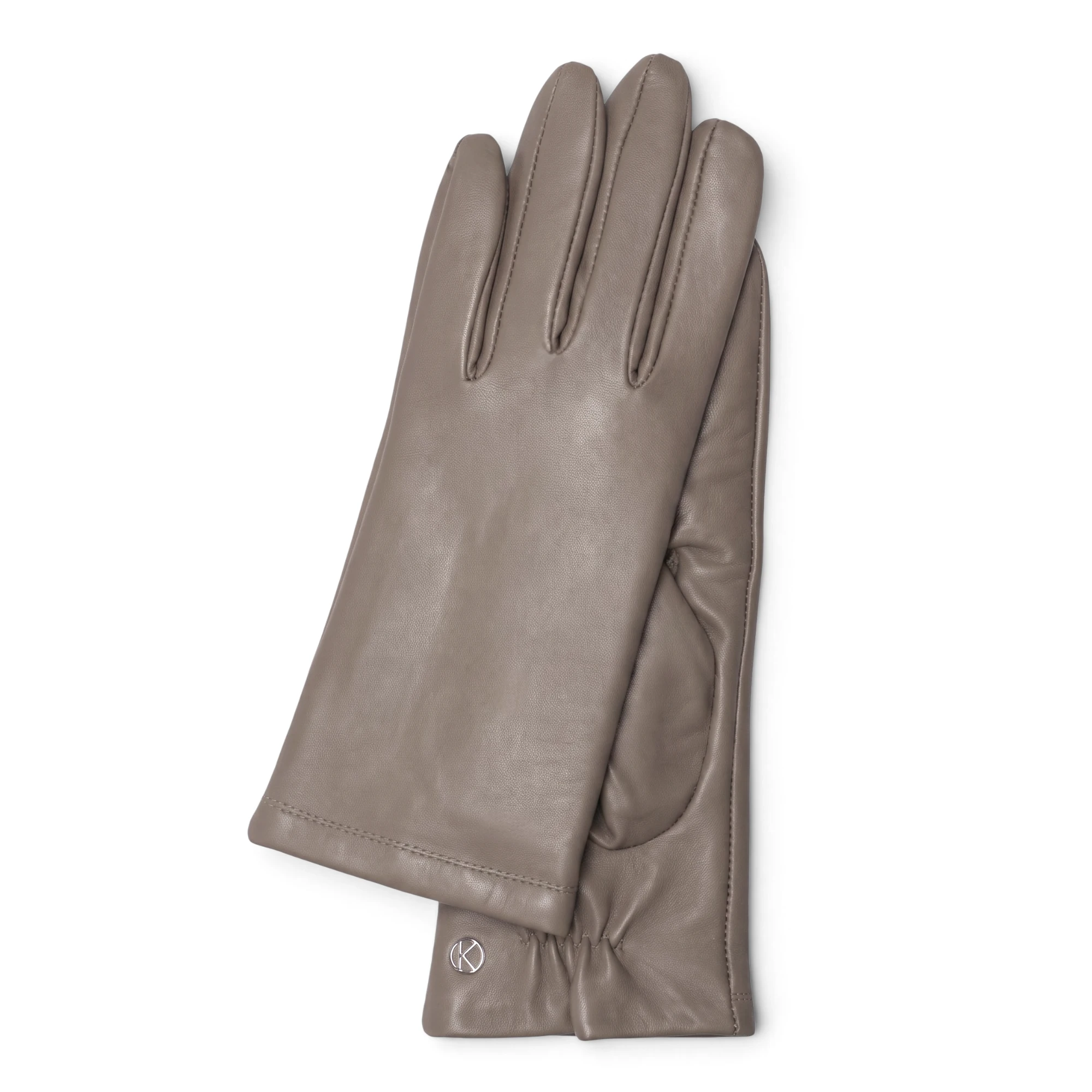 Otto Kessler Chelsea dames handschoenen van nappaleer

Ontdek de stijlvolle Otto Kessler Chelsea dames handschoenen: een elegante combinatie van luxe, comfort en functionaliteit. Deze prachtige leren handschoenen zijn gemaakt van hoogwaardig nappaleer, dat bekendstaat om zijn soepele structuur en heerlijk zachte gevoel. Dankzij de mooie, gladde afwerking en de perfecte pasvorm sluiten de handschoenen comfortabel aan op uw handen.

De zachte voering, bestaande uit 70% wol en 30% nylon, zorgt voor aangename warmte en extra draagcomfort tijdens koude dagen. Bovendien zijn de handschoenen voorzien van Phantom Touch-technologie, waarmee u eenvoudig het touchscreen van uw smartphone kunt bedienen zonder uw handschoenen uit te trekken.

De Otto Kessler Chelsea handschoenen zijn de ideale keuze voor dames die op zoek zijn naar luxe leren handschoenen met een tijdloze uitstraling en praktisch gebruiksgemak.

Kenmerken van de Otto Kessler Chelsea dames handschoenen:

Gemaakt van soepel en zacht nappaleer
Elegante, gladde afwerking
Comfortabele pasvorm
Zachte, warme voering van 70% wol en 30% nylon
Phantom Touch-technologie voor touchscreenbediening
Tijdloos design, perfect voor dagelijks gebruik
Kies voor de Otto Kessler Chelsea dames handschoenen en geniet van stijl, warmte en comfort in &eacute;&eacute;n elegant accessoire.