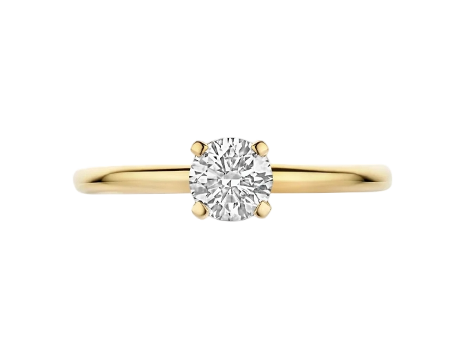 Een ronde lab grown diamant met een doorsnede van 5 mm siert deze ring van 14k geelgoud, gevat in een klassieke chatonzetting. De diamant weegt 0,50 ct en heeft een heldere VSi-kwaliteit en Top Wesselton kleur, op een band van 1,8 mm breed.