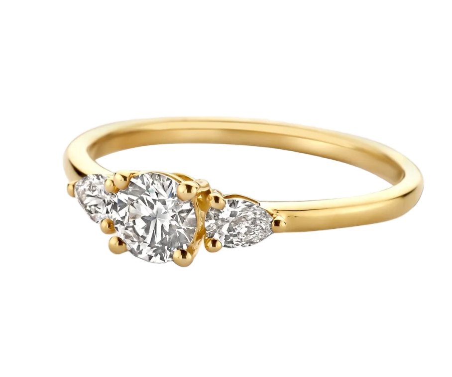 In deze ring van 14k geelgoud komen een 2 lab grown diamanten en een blauwe lab diamond samen in een fraaie chatonzetting (13 x 5 mm). Samen wegen ze 0,50/0,18 ct, met een heldere VSi-kwaliteit, op een band van 1,6 mm breed.