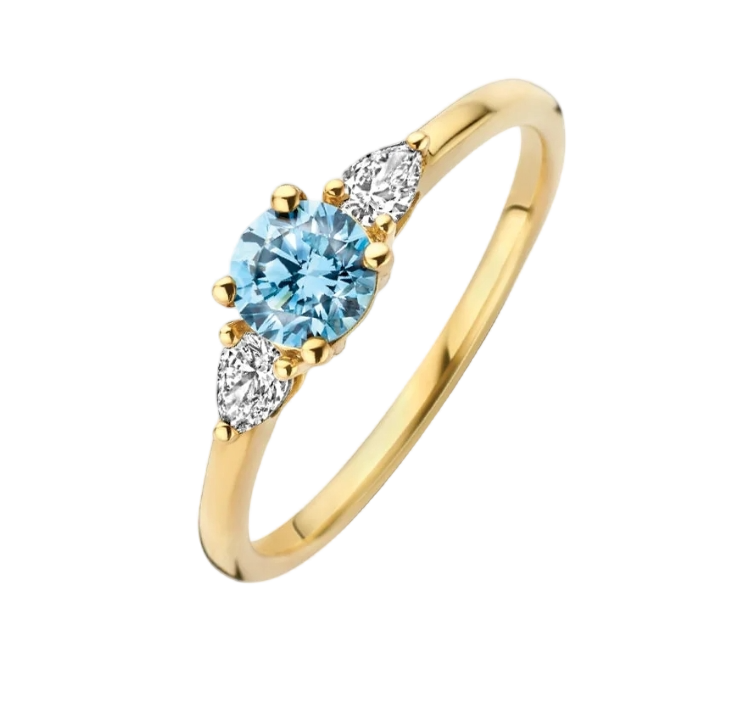 In deze ring van 14k geelgoud komen een 2 lab grown diamanten en een blauwe lab diamond samen in een fraaie chatonzetting (13 x 5 mm). Samen wegen ze 0,50/0,18 ct, met een heldere VSi-kwaliteit, op een band van 1,6 mm breed. 
