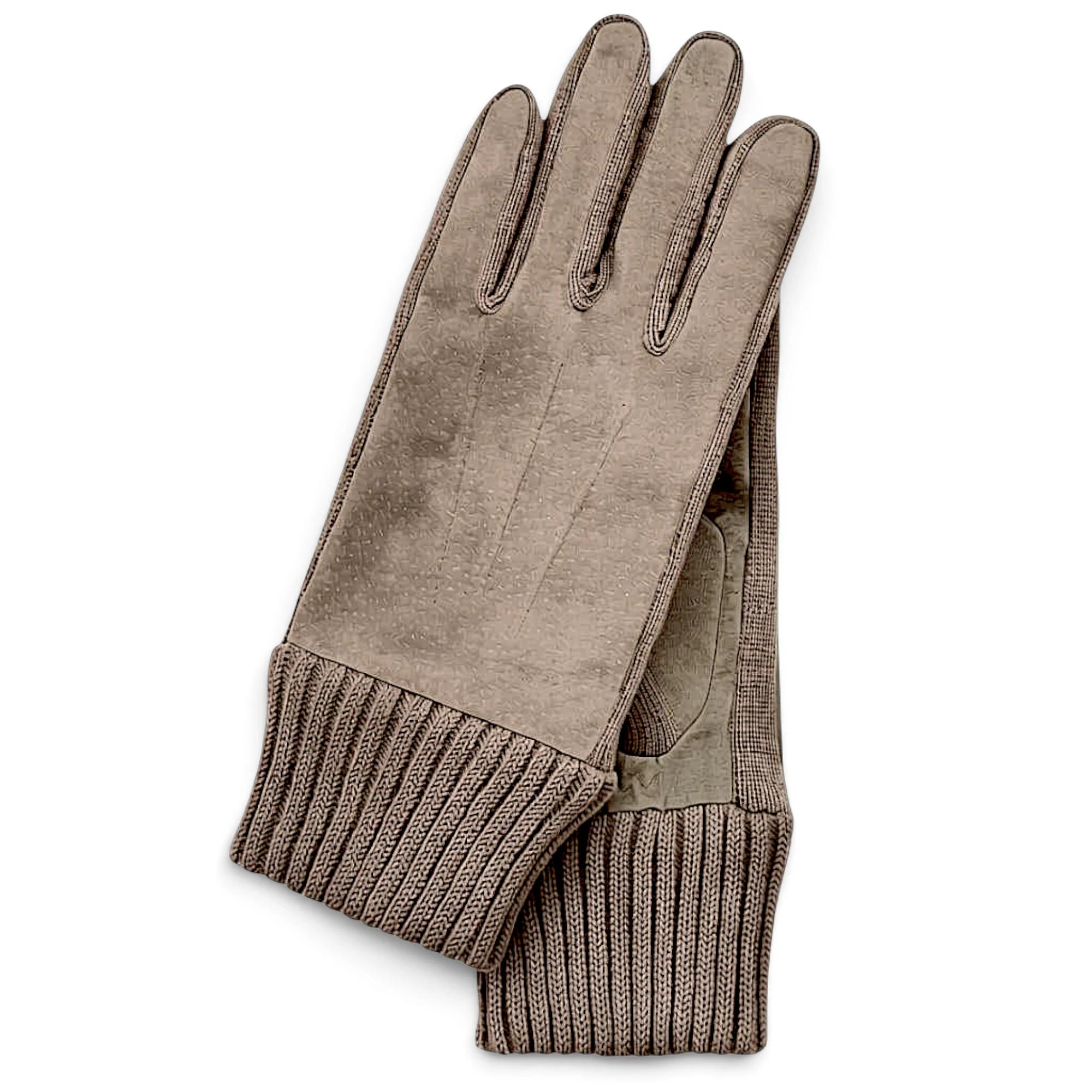 Otto Kessler Liv dames handschoenen &ndash; gebreid met su&egrave;de

De Otto Kessler Liv handschoenen combineren een stijlvolle uitstraling met warmte en comfort. Deze elegante handschoenen zijn uitgevoerd in een mooie combinatie van gebreid materiaal en soepel su&egrave;de. Het zachte su&egrave;de voelt prettig aan en geeft de handschoenen een luxe uitstraling.

De brede, gebreide manchet zorgt voor een modieuze afwerking en een comfortabele aansluiting om de pols. Dankzij de heerlijk zachte fleecevoering blijven uw handen aangenaam warm tijdens koude dagen. Bovendien voelt de voering comfortabel aan, zodat u de handschoenen met plezier dagelijks kunt dragen.

De Otto Kessler Liv handschoenen zijn een prachtige keuze voor wie op zoek is naar warme, comfortabele dameshandschoenen met een stijlvolle en eigentijdse uitstraling.

Kenmerken van de Otto Kessler Liv handschoenen:

Stijlvolle combinatie van gebreid materiaal en su&egrave;de
Soepel en zacht aanvoelend su&egrave;de
Brede, gebreide manchet voor een mooie afwerking
Warme en zachte fleecevoering
Comfortabel draagcomfort
Ideaal voor koude herfst- en winterdagen
Met de Otto Kessler Liv handschoenen voegt u een stijlvol en praktisch accessoire toe aan uw wintergarderobe.
