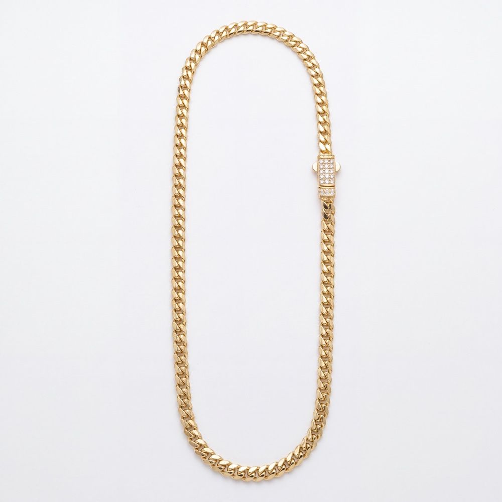 Exclusieve Uitstraling: 18 Karaat Geelgouden Monaco Chain Ketting (5 mm / 50 cm)

Maak een krachtig statement met deze indrukwekkende 18 karaat geelgouden Monaco ketting. De populaire Monaco chain staat bekend om zijn strak afgewerkte, platte Cuban-schakels en de karakteristieke, luxe bloksluiting. De sluiting van dit exemplaar is rijk bezet met schitterende zirkonia stenen, wat het collier een extra chique en sprankelende uitstraling geeft.  

Gemaakt van hoogwaardig 750 18k geelgoud met een massief en solide gewicht van ca. 14,5 gram. Met een breedte van 5 mm en een lengte van 50 cm valt deze ketting perfect op het sleutelbeen. Een absolute blikvanger die zowel solo als gecombineerd gedragen kan worden.   