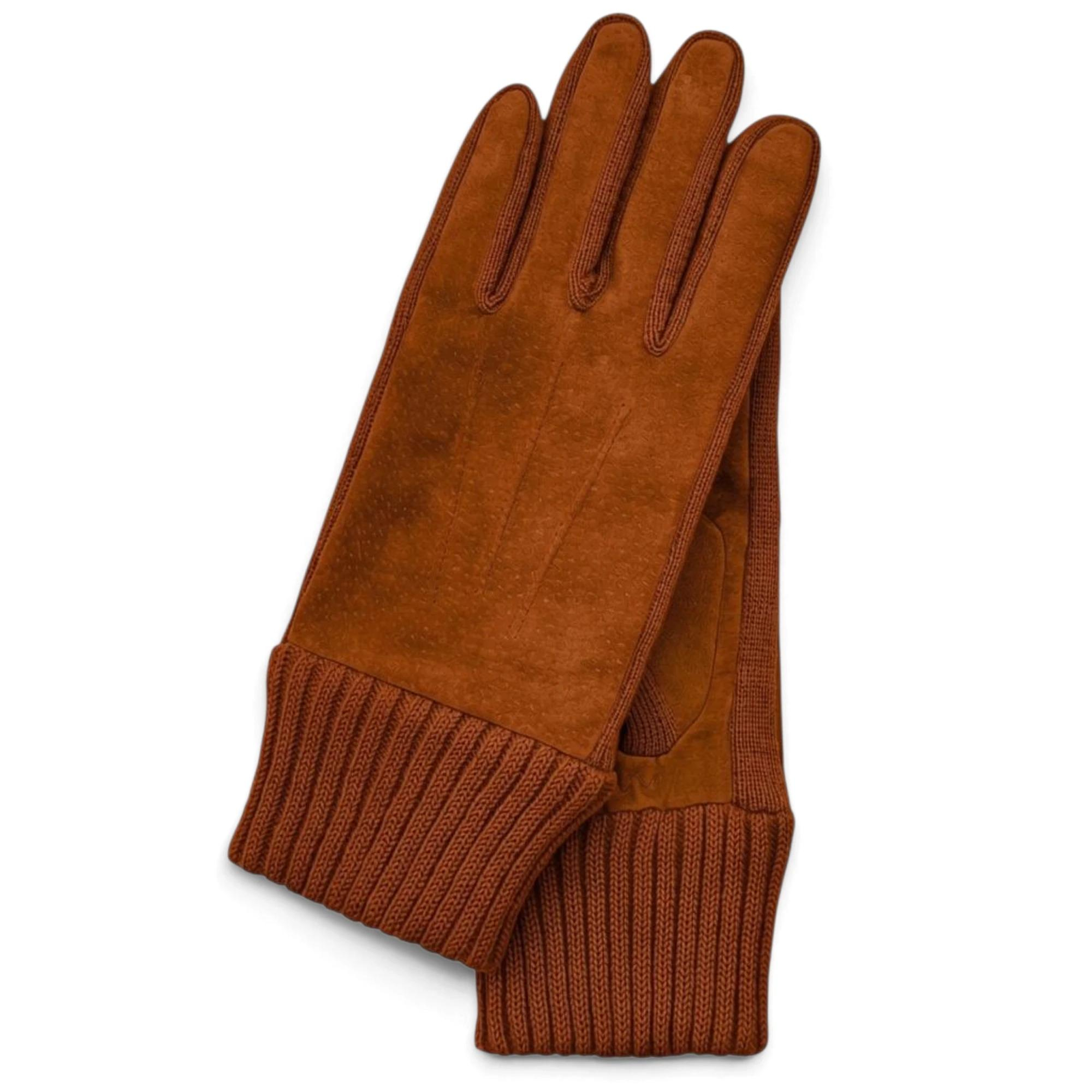 Otto Kessler Liv dames handschoenen &ndash; gebreid met su&egrave;de

De Otto Kessler Liv handschoenen combineren een stijlvolle uitstraling met warmte en comfort. Deze elegante handschoenen zijn uitgevoerd in een mooie combinatie van gebreid materiaal en soepel su&egrave;de. Het zachte su&egrave;de voelt prettig aan en geeft de handschoenen een luxe uitstraling.

De brede, gebreide manchet zorgt voor een modieuze afwerking en een comfortabele aansluiting om de pols. Dankzij de heerlijk zachte fleecevoering blijven uw handen aangenaam warm tijdens koude dagen. Bovendien voelt de voering comfortabel aan, zodat u de handschoenen met plezier dagelijks kunt dragen.

De Otto Kessler Liv handschoenen zijn een prachtige keuze voor wie op zoek is naar warme, comfortabele dameshandschoenen met een stijlvolle en eigentijdse uitstraling.

Kenmerken van de Otto Kessler Liv handschoenen:

Stijlvolle combinatie van gebreid materiaal en su&egrave;de
Soepel en zacht aanvoelend su&egrave;de
Brede, gebreide manchet voor een mooie afwerking
Warme en zachte fleecevoering
Comfortabel draagcomfort
Ideaal voor koude herfst- en winterdagen
Met de Otto Kessler Liv handschoenen voegt u een stijlvol en praktisch accessoire toe aan uw wintergarderobe.
