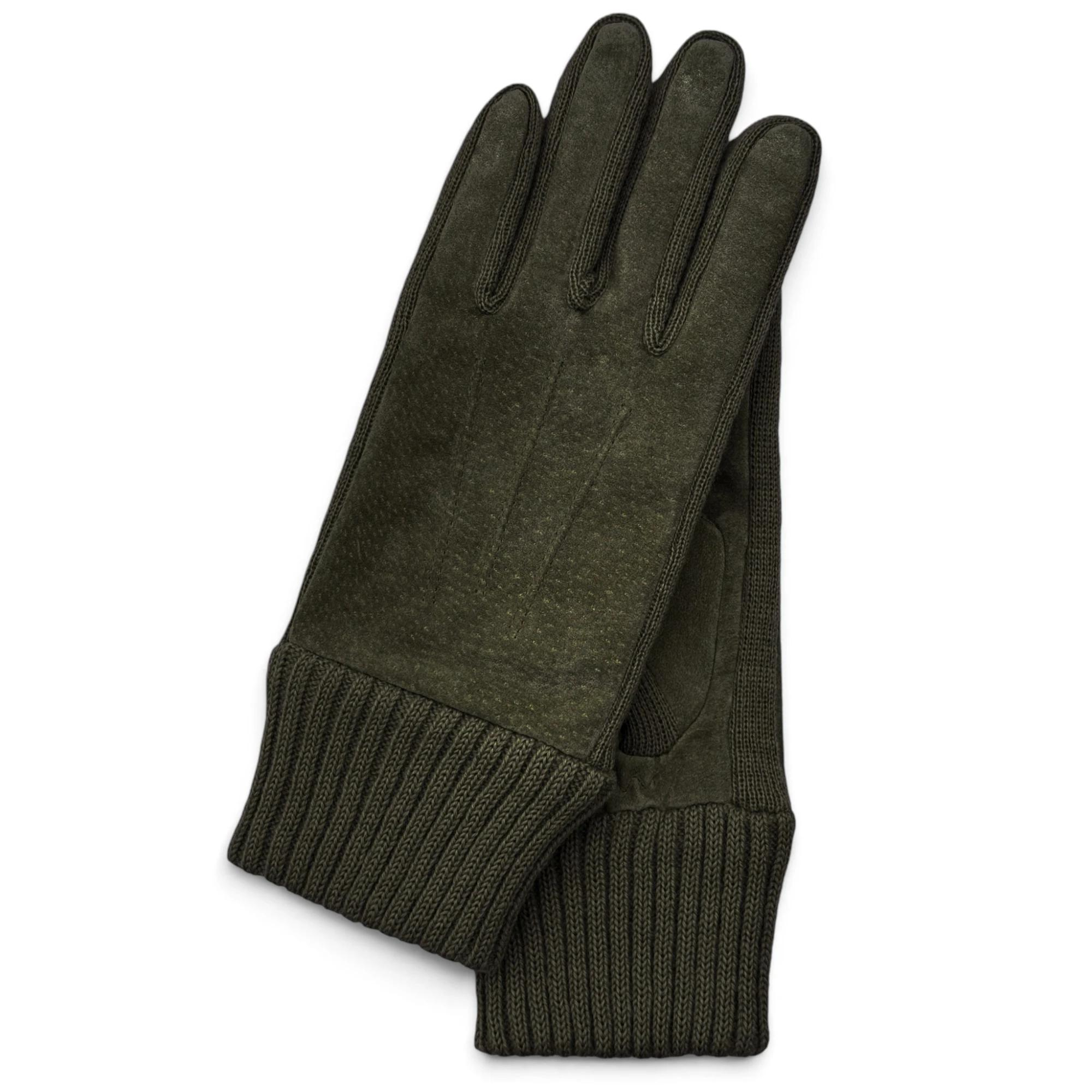 Otto Kessler Liv dames handschoenen &ndash; gebreid met su&egrave;de

De Otto Kessler Liv handschoenen combineren een stijlvolle uitstraling met warmte en comfort. Deze elegante handschoenen zijn uitgevoerd in een mooie combinatie van gebreid materiaal en soepel su&egrave;de. Het zachte su&egrave;de voelt prettig aan en geeft de handschoenen een luxe uitstraling.

De brede, gebreide manchet zorgt voor een modieuze afwerking en een comfortabele aansluiting om de pols. Dankzij de heerlijk zachte fleecevoering blijven uw handen aangenaam warm tijdens koude dagen. Bovendien voelt de voering comfortabel aan, zodat u de handschoenen met plezier dagelijks kunt dragen.

De Otto Kessler Liv handschoenen zijn een prachtige keuze voor wie op zoek is naar warme, comfortabele dameshandschoenen met een stijlvolle en eigentijdse uitstraling.

Kenmerken van de Otto Kessler Liv handschoenen:

Stijlvolle combinatie van gebreid materiaal en su&egrave;de
Soepel en zacht aanvoelend su&egrave;de
Brede, gebreide manchet voor een mooie afwerking
Warme en zachte fleecevoering
Comfortabel draagcomfort
Ideaal voor koude herfst- en winterdagen
Met de Otto Kessler Liv handschoenen voegt u een stijlvol en praktisch accessoire toe aan uw wintergarderobe.