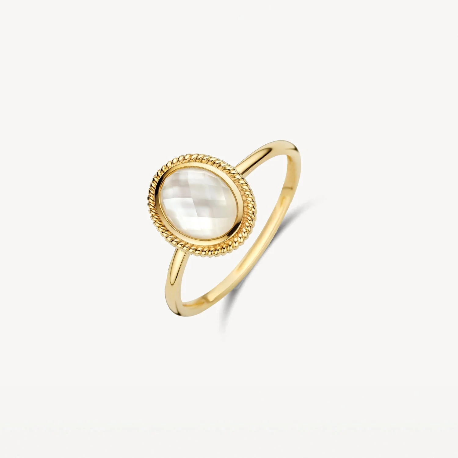 Deze 14k geelgouden ring is gezet met een fraaie parelmoersteen van 9 x 11 mm in een gladde omzetting. De band heeft een doorsnede van 1,3 mm. Een stijlvol accent dat mooi combineert met andere sieraden uit onze collectie