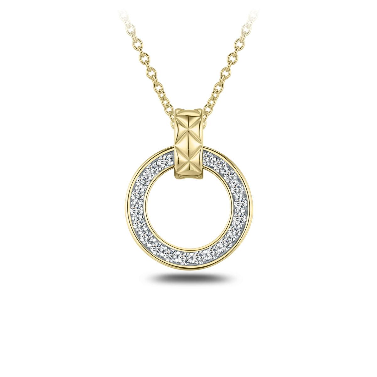 Dit Gisser collier, is een vergulde verstelbare ketting met een open cirkelontwerp en ronde zirconia's. Dit verfijnde sieraad geeft elke outfit een elegante touch. Draag het met een laag uitgesneden blouse of jurk om de schitterende details extra te laten opvallen.