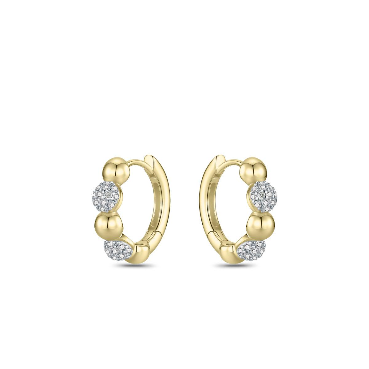 Deze Gisser oorbellen, zijn prachtige goud vergulde creolen met subtiele bolvormige details en fonkelende zirconia's. Deze elegante ear-candy voegt glamour toe aan elke outfit. Combineer ze met zowel casual als formele kleding voor een verfijnde uitstraling. Perfect voor dagelijks gebruik of speciale gelegenheden. Voeg een vleugje luxe toe aan je sieradencollectie.