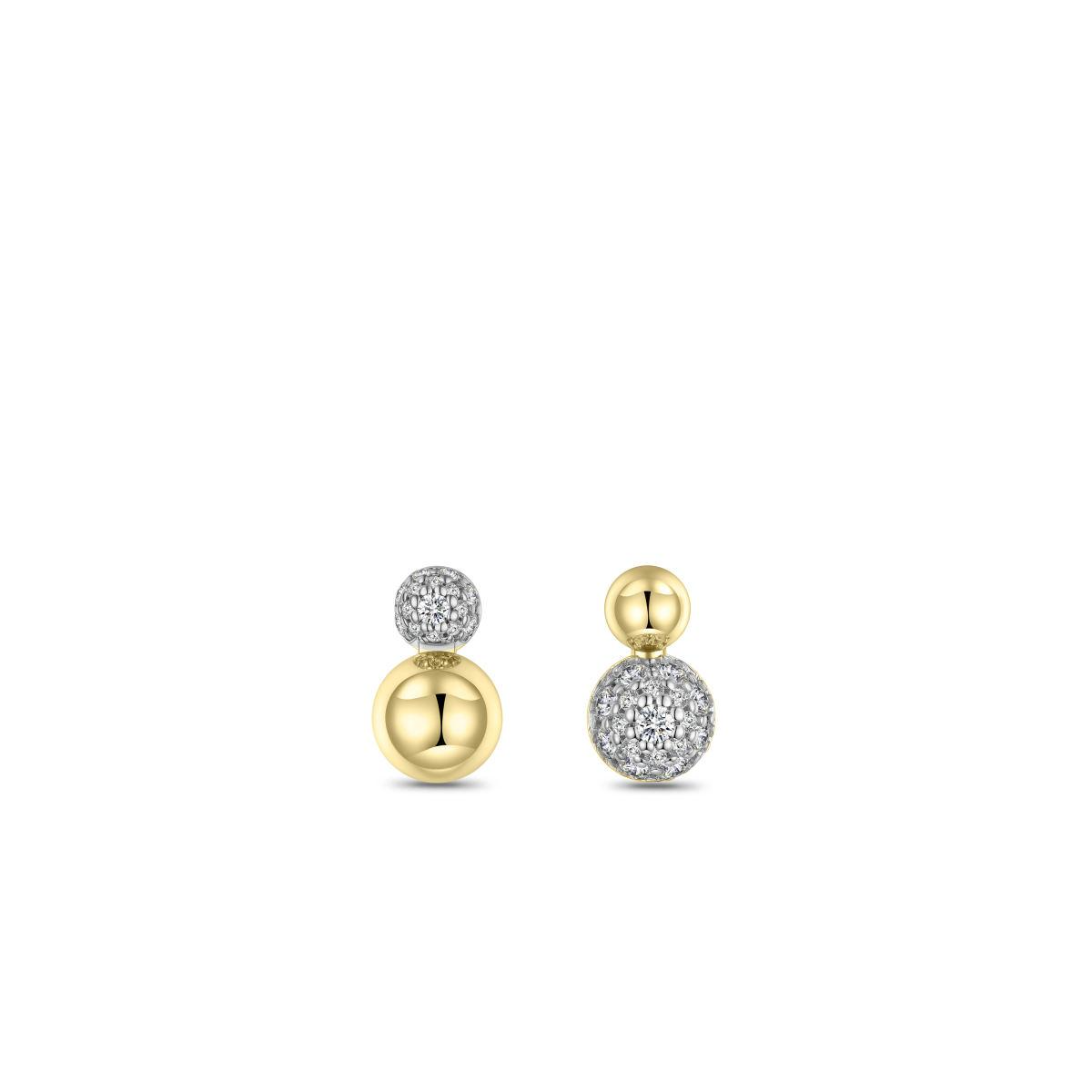 Deze Gisser oorbellen zijn verguld en voorzien van prachtige zirconia's. Het zijn elegante oorstekers in bolvorm. Perfect voor zowel dagelijks gebruik als speciale gelegenheden. Draag ze solo voor een subtiele glans of combineer met andere sieraden voor een opvallende look. Ideaal om elke outfit direct een verfijnde touch te geven. 
